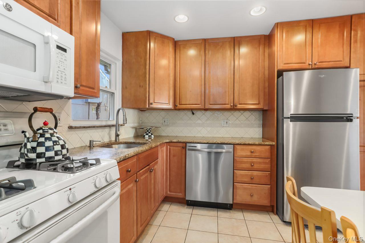 Yonkers, New York, 10710, United States, 4 Bedrooms Bedrooms, ,2 BathroomsBathrooms,Residential,For Sale,1991098