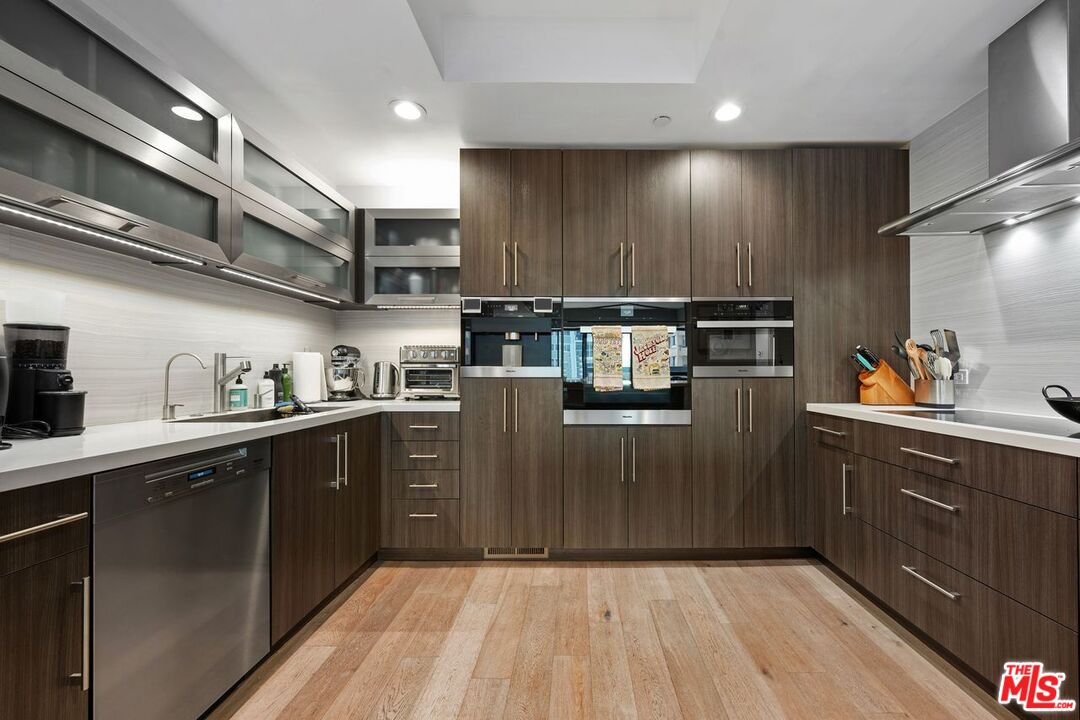 Los Angeles, California, 90024, United States, 2 Bedrooms Bedrooms, ,2 BathroomsBathrooms,Residential,For Sale,1901697