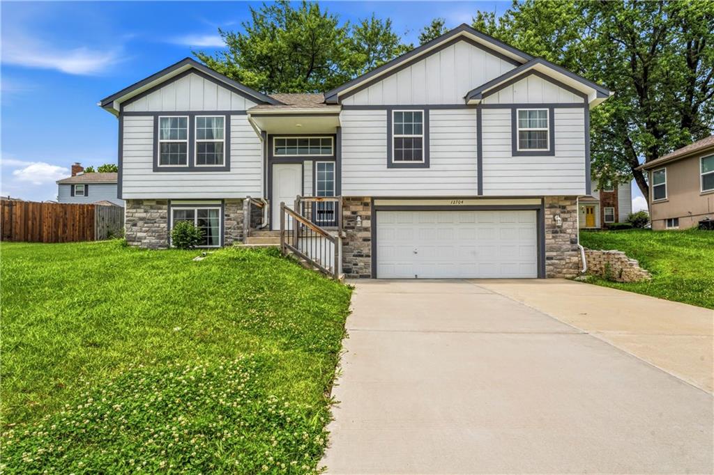 Applewood Dr, Grandview, MO 64030