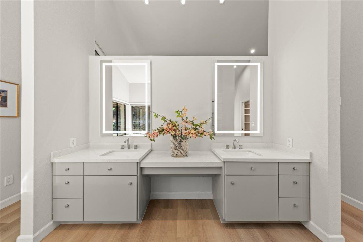 Los Altos Hills, California, 94022, United States, 5 Bedrooms Bedrooms, ,5 BathroomsBathrooms,Residential,For Sale,1907317