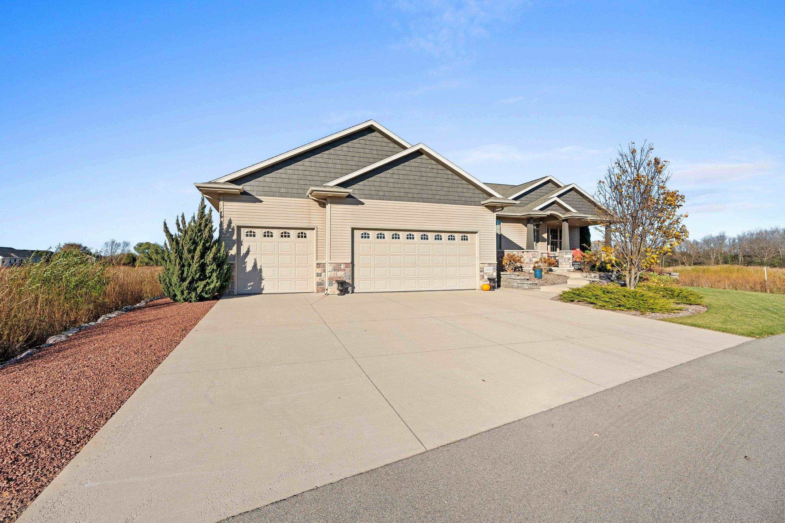 NEENAH, Wisconsin, 54956, United States, 3 Bedrooms Bedrooms, ,3 BathroomsBathrooms,Residential,For Sale,1986561