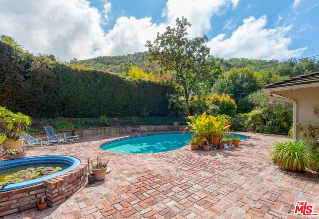 Los Angeles, California, 90049, United States, 3 Bedrooms Bedrooms, ,2 BathroomsBathrooms,Residential,For Sale,1913369