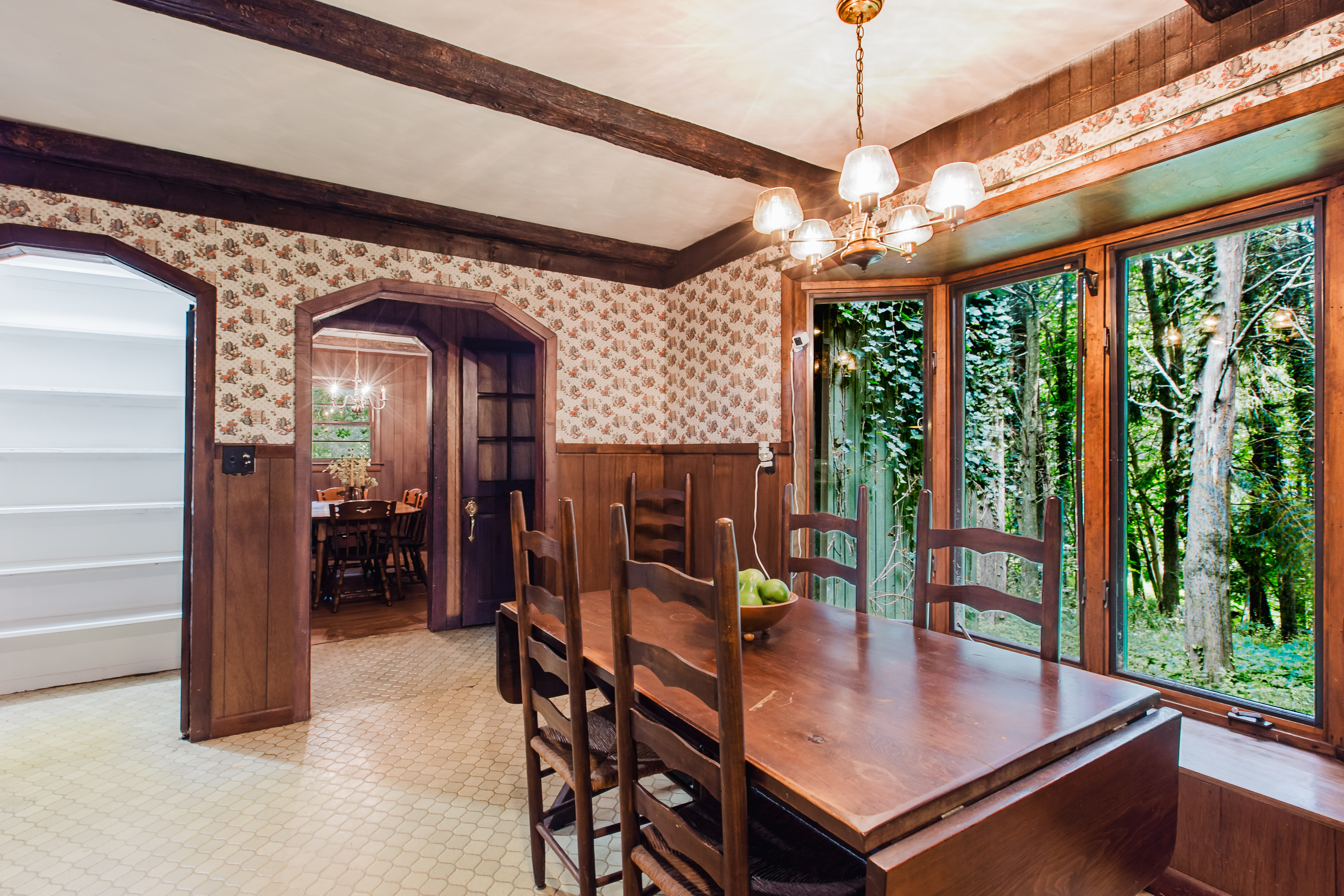  Five Bedroom Home Tucked Away  at the End of a Private Road - 物件實景