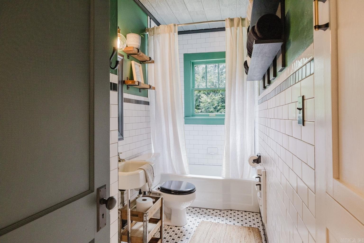 Benton, Arkansas, 72015, United States, 5 Bedrooms Bedrooms, ,3 BathroomsBathrooms,Residential,For Sale,1978778