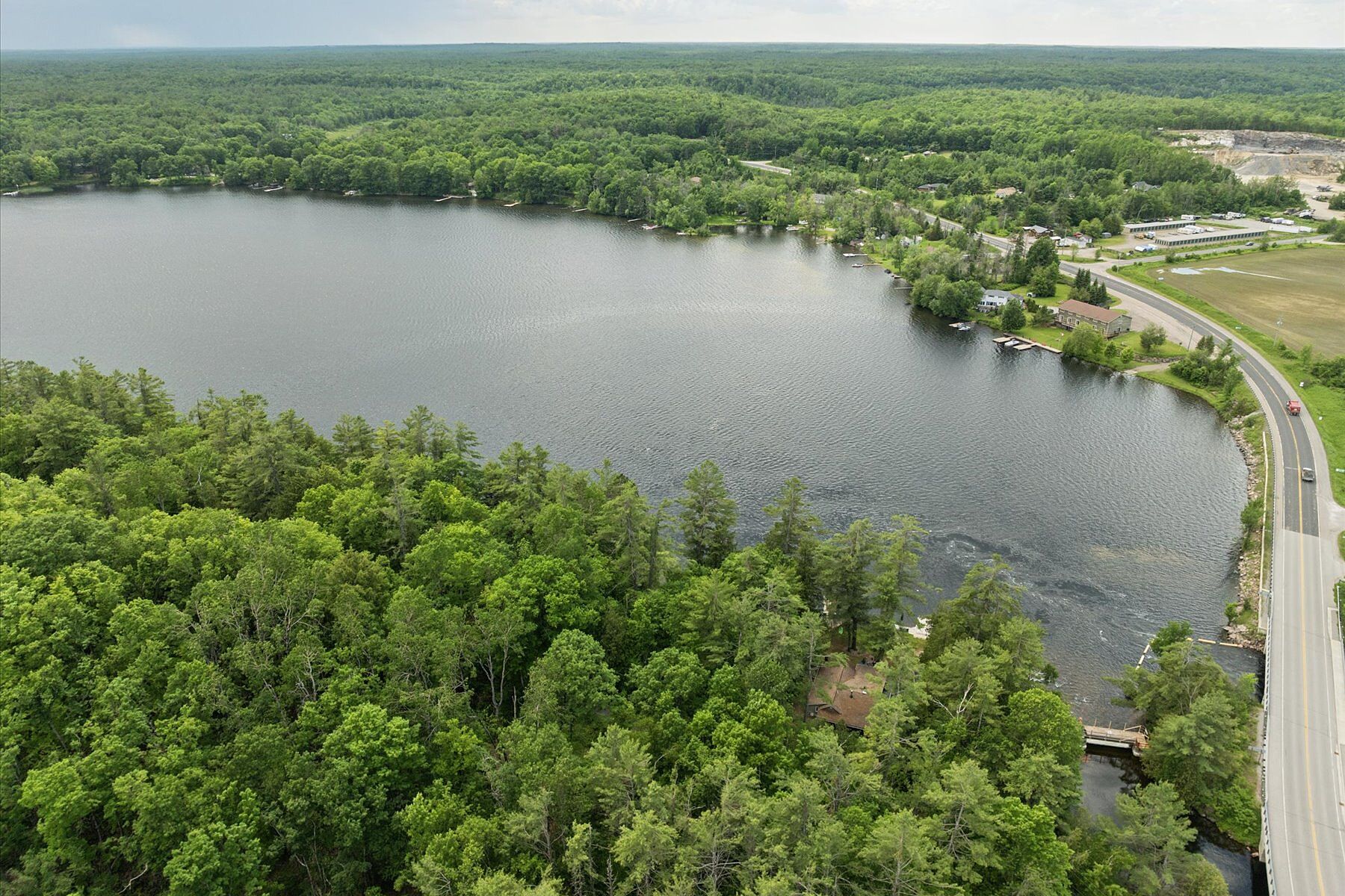  Charming Gem on Moore Lake - 物件實景