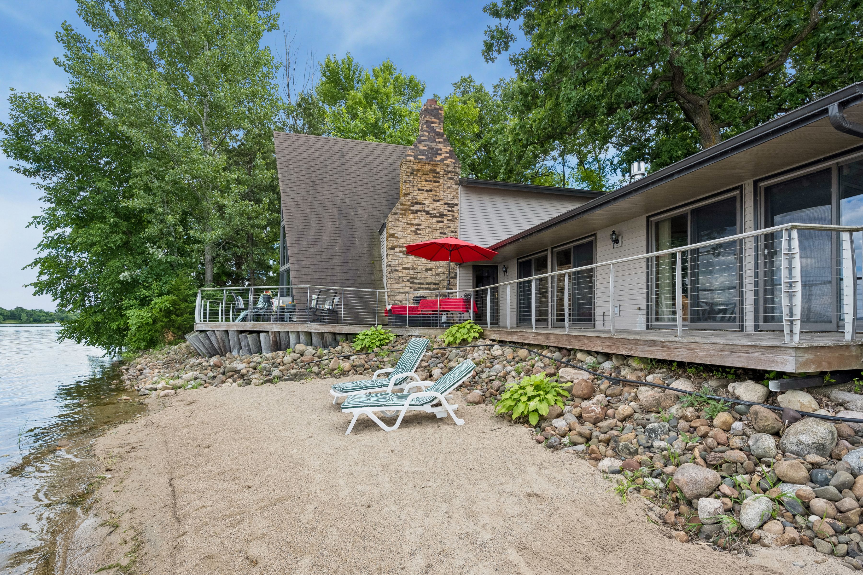  Exceptional Lakefront A-Frame with Sandy Beach - 物件實景