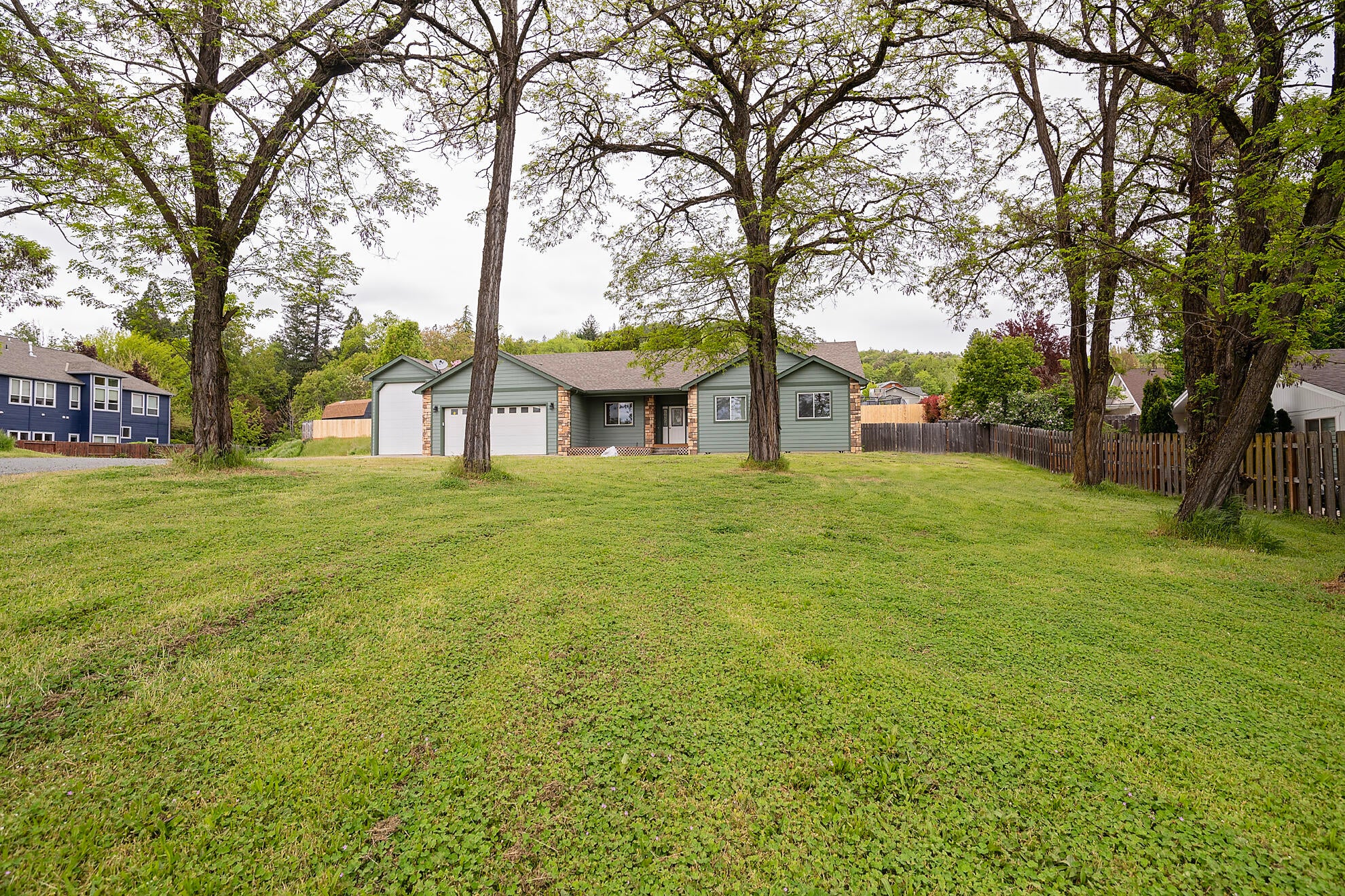 Grants Pass, Oregon, 97526, United States, 3 Bedrooms Bedrooms, ,3 BathroomsBathrooms,Residential,For Sale,1994829
