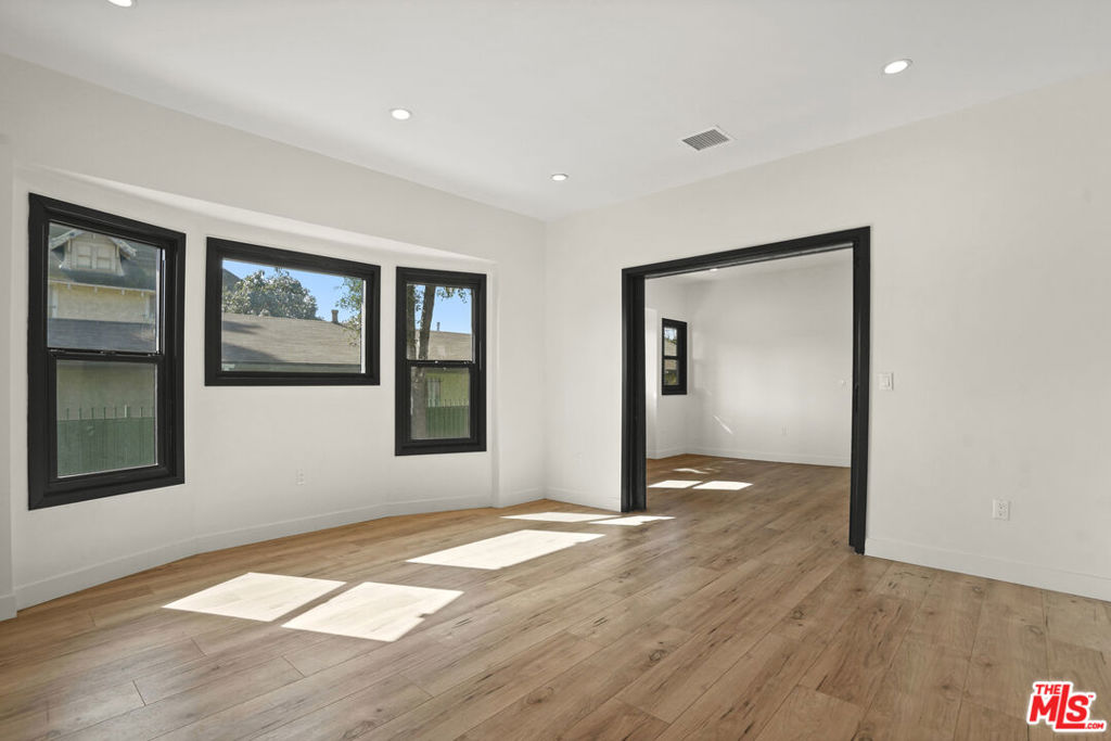 Los Angeles, California, 90007, United States, 5 Bedrooms Bedrooms, ,3 BathroomsBathrooms,Residential,For Sale,1975111