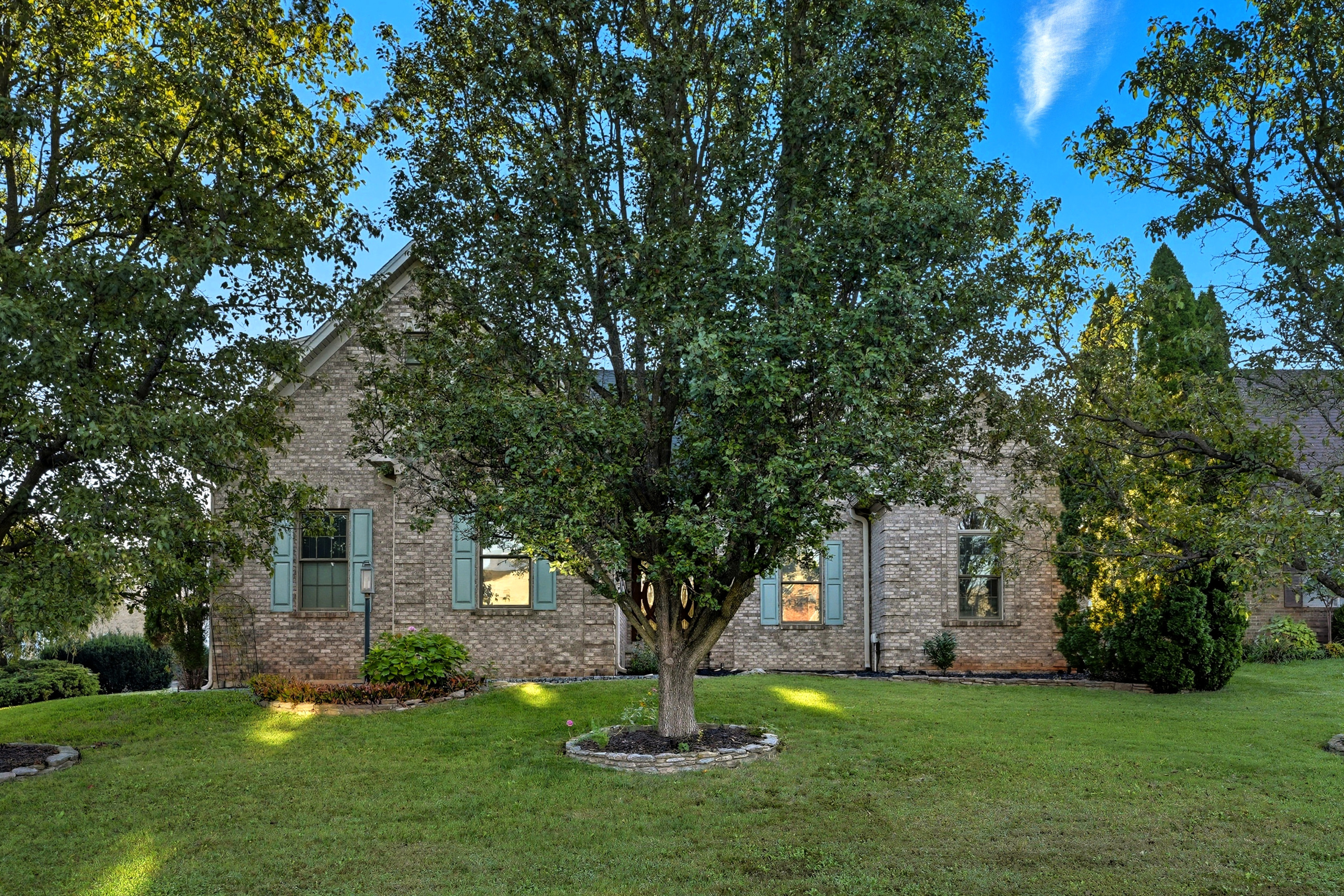 Louisville, Kentucky, 40220, United States, 3 Bedrooms Bedrooms, ,4 BathroomsBathrooms,Residential,For Sale,1979535