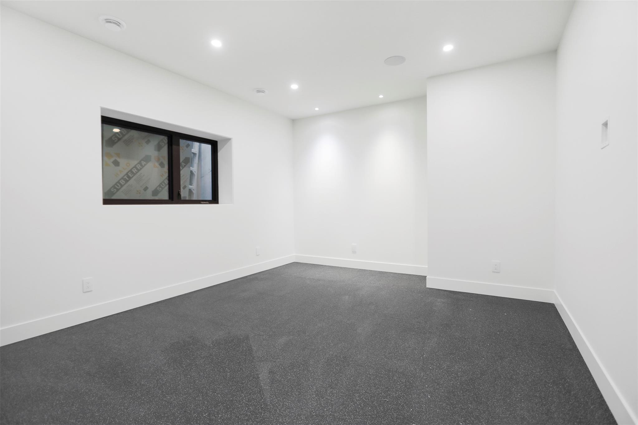 KELOWNA, British Columbia, V1W 0C4, CA, 5 Bedrooms Bedrooms, ,4 BathroomsBathrooms,Residential,For Sale,1960562