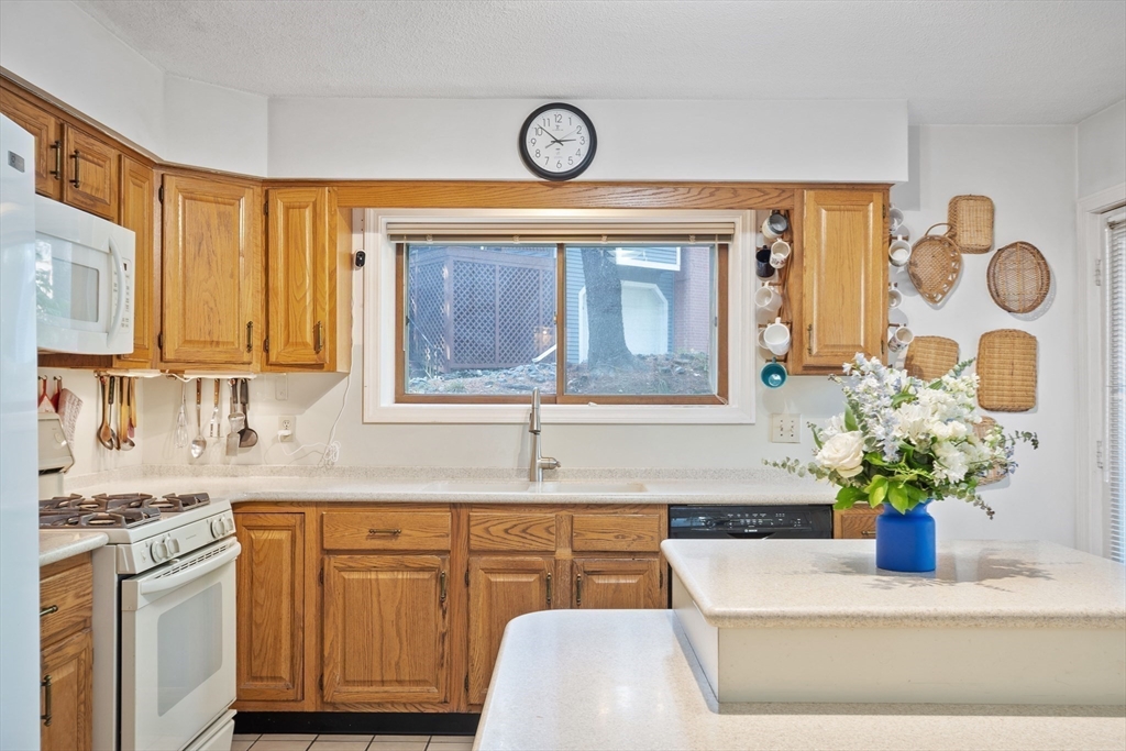 Salem, Massachusetts, 01970, United States, 2 Bedrooms Bedrooms, ,3 BathroomsBathrooms,Residential,For Sale,1932655