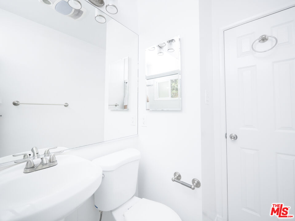 Los Angeles, California, 90066, United States, 4 Bedrooms Bedrooms, ,Residential,For Sale,1705124