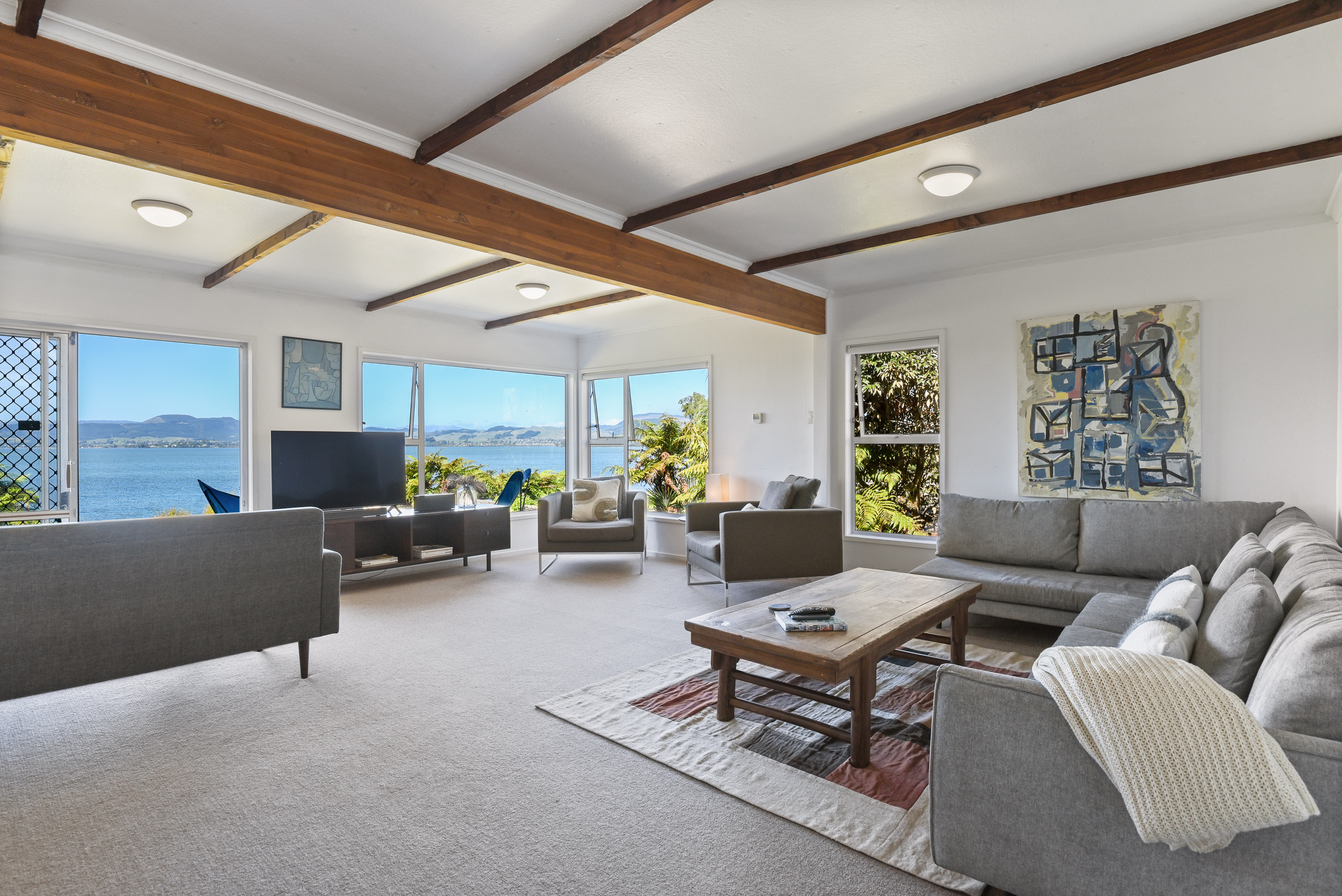  A Bach, A Lake, and a Blank Canvas - 物件實景