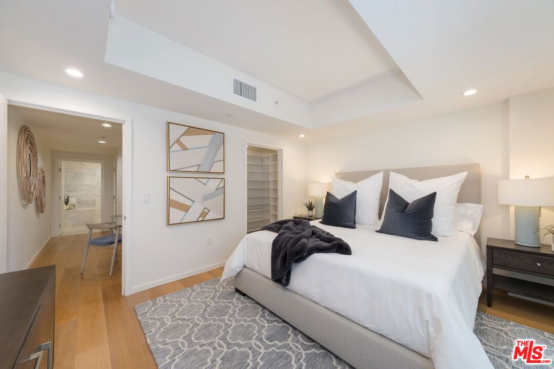 Santa Monica, California, 90401, United States, 2 Bedrooms Bedrooms, ,2 BathroomsBathrooms,Residential,For Sale,2001911