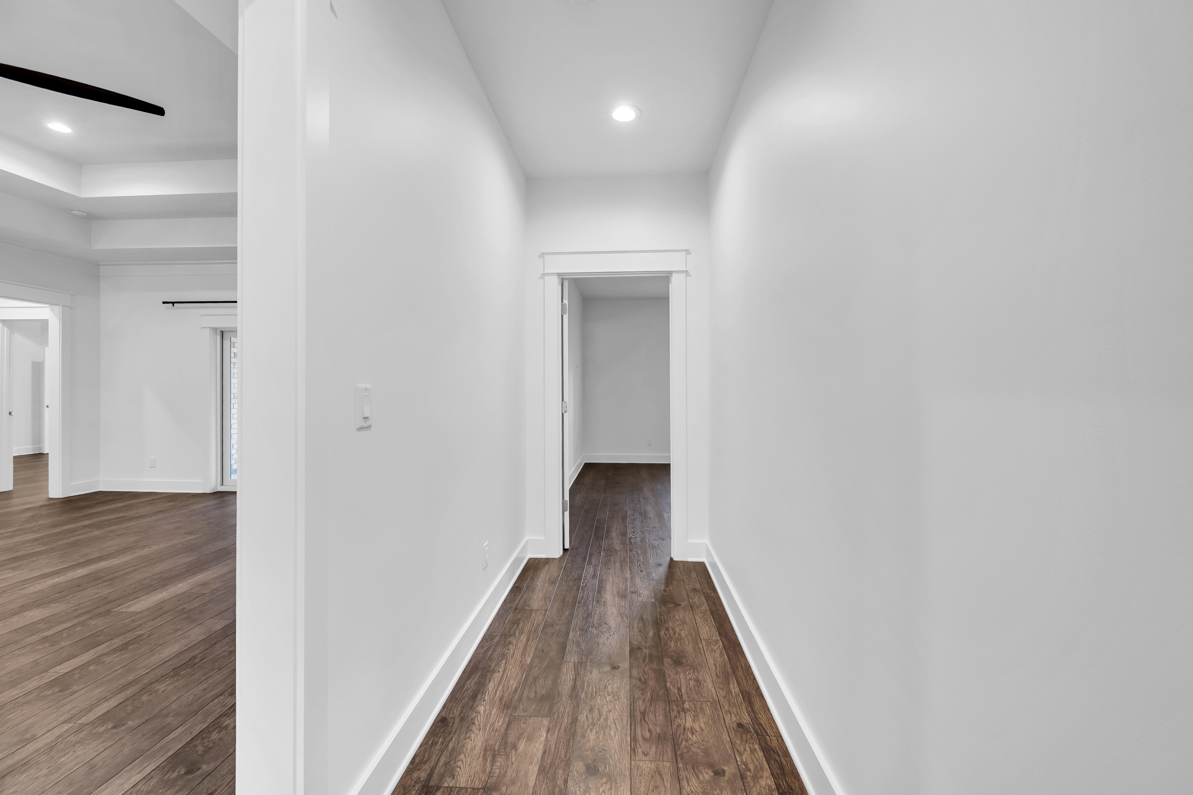  Move-In Ready Brick Home with Spacious Fenced Backyard Near the Bay - 物件實景