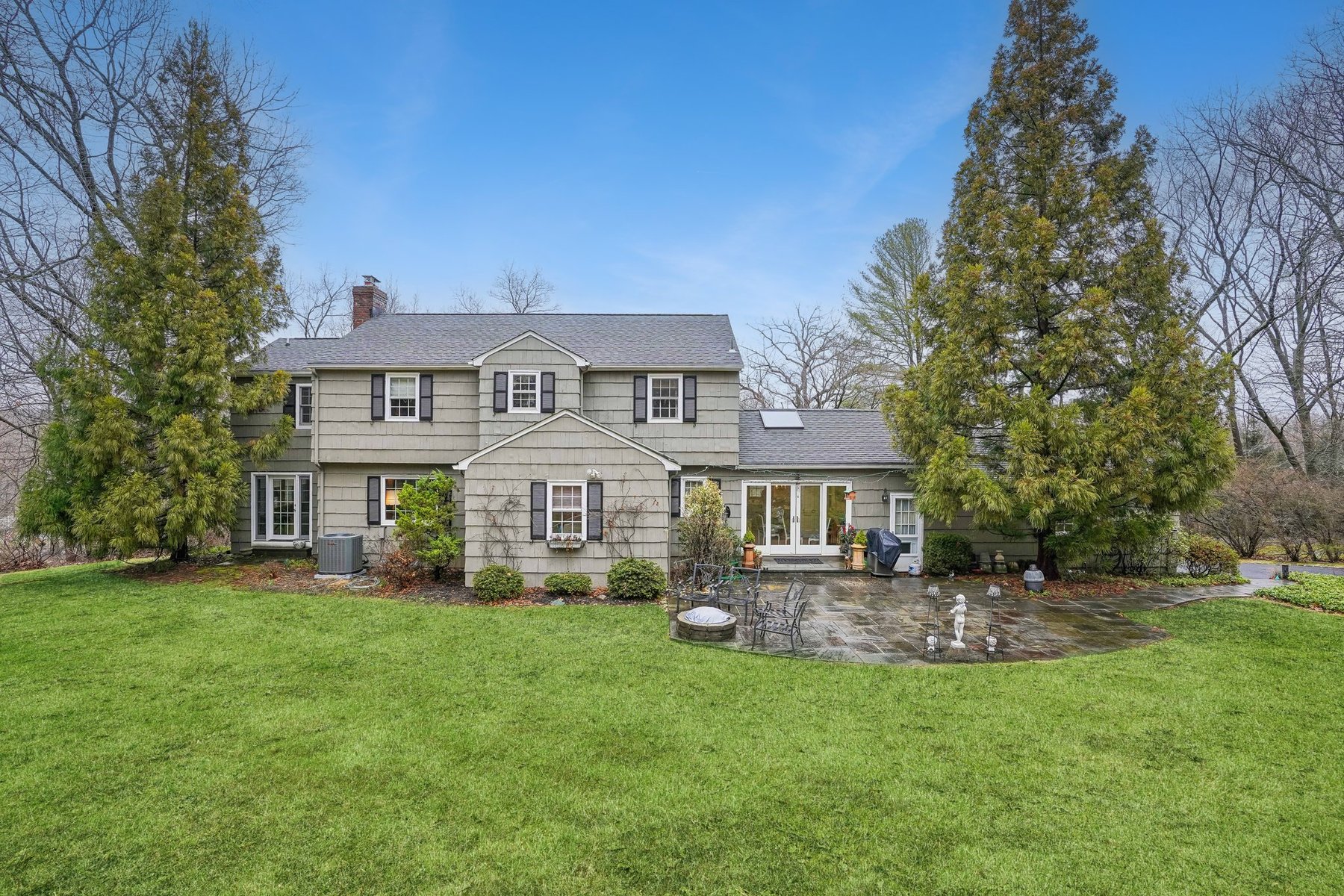  Classic Center Hall Colonial Privately Set on 1.2 Acres - 物件實景