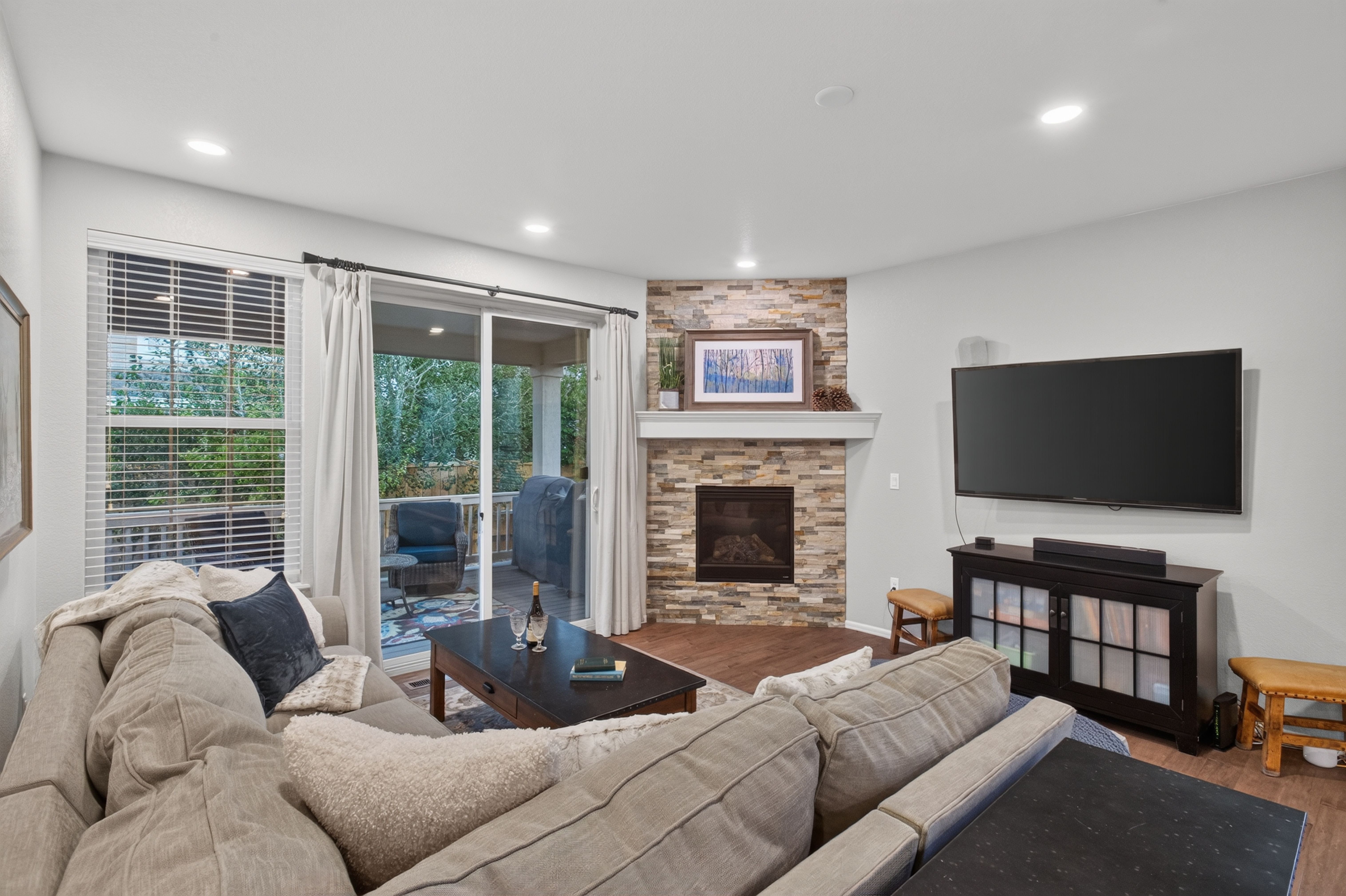  Sought-After Main Level Living - 物件實景