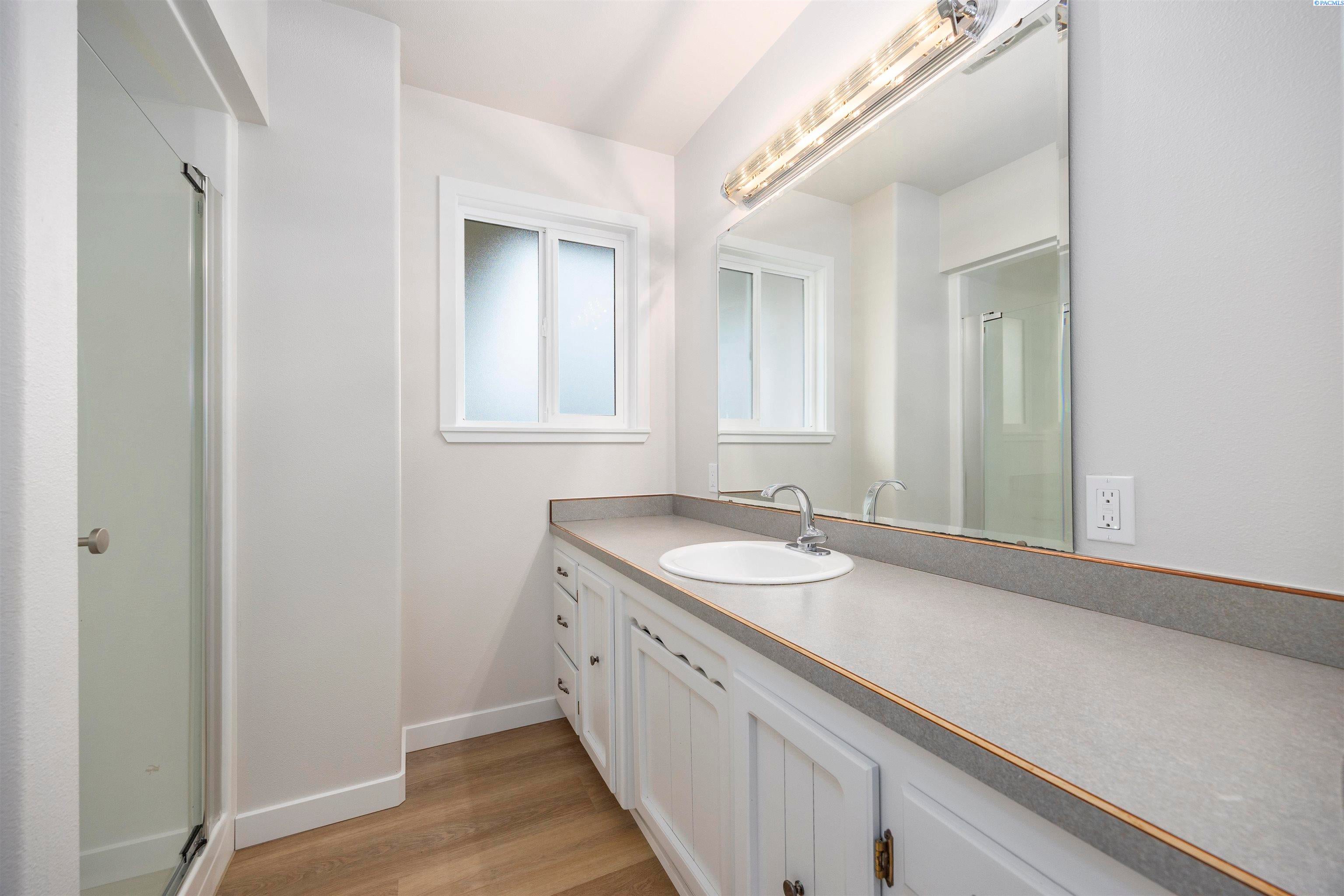 Grandview, Washington, 98930, United States, 4 Bedrooms Bedrooms, ,3 BathroomsBathrooms,Residential,For Sale,2007847