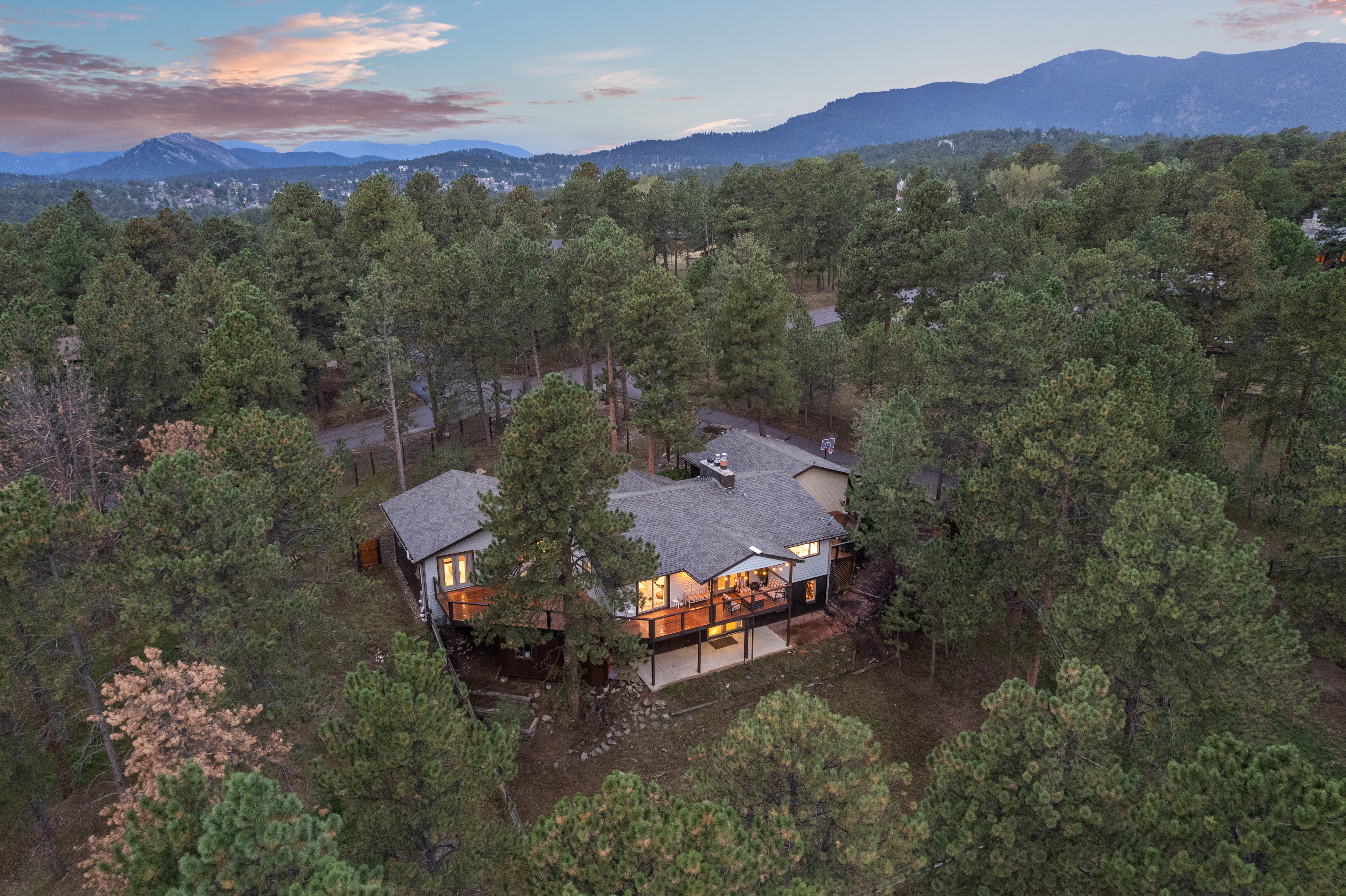  Meticulously Renovated Home in Hiwan with Sophisticated Take on Mountain Living - 物件實景