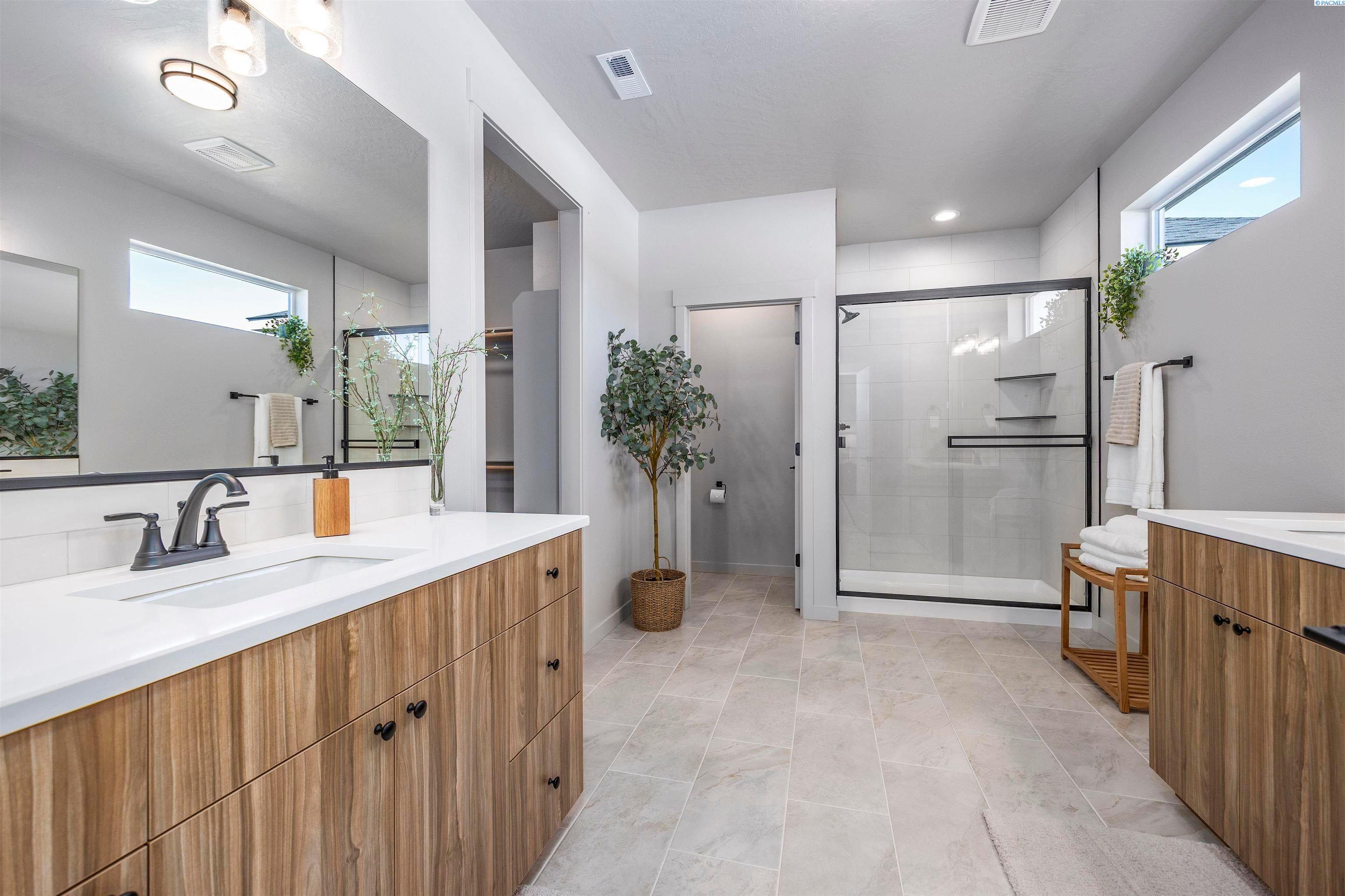 Richland, Washington, 99352, United States, 3 Bedrooms Bedrooms, ,3 BathroomsBathrooms,Residential,For Sale,1976143