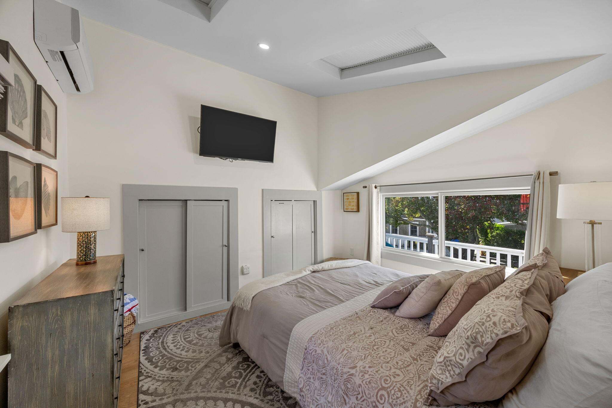  Soaring Ceilings, Two Private Decks & a Fresh Take on East End Living - 物件實景