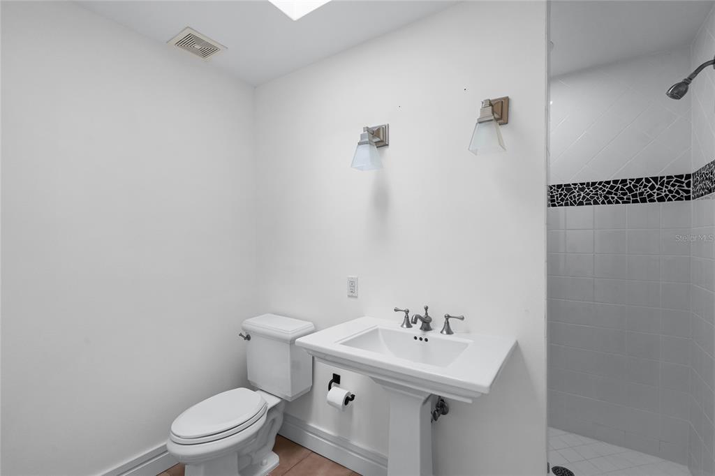 Orlando, Florida, 32806, United States, 3 Bedrooms Bedrooms, ,4 BathroomsBathrooms,Residential,For Sale,1927434