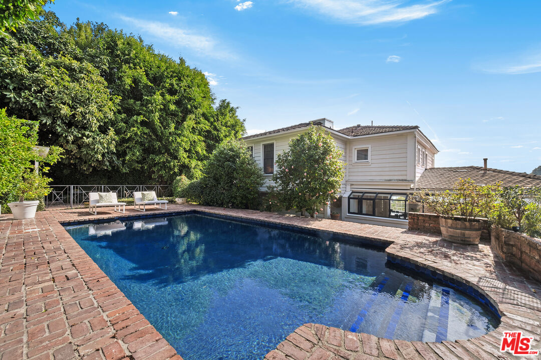 Los Angeles, California, 90069, United States, 4 Bedrooms Bedrooms, ,2 BathroomsBathrooms,Residential,For Sale,1700120