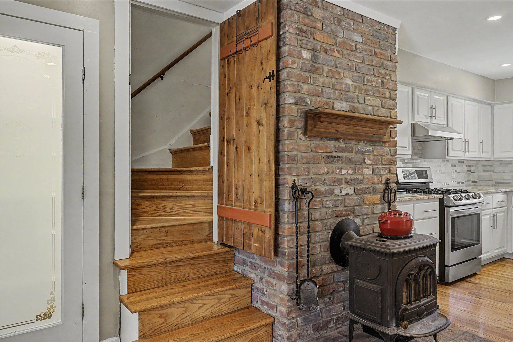  Lovely Cape Cod Home Situated on Two Private Acres - 物件實景