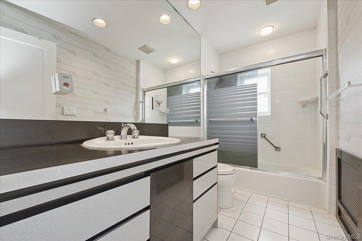 Valley Stream, New York, 11581, United States, 3 Bedrooms Bedrooms, ,2 BathroomsBathrooms,Residential,For Sale,1998416