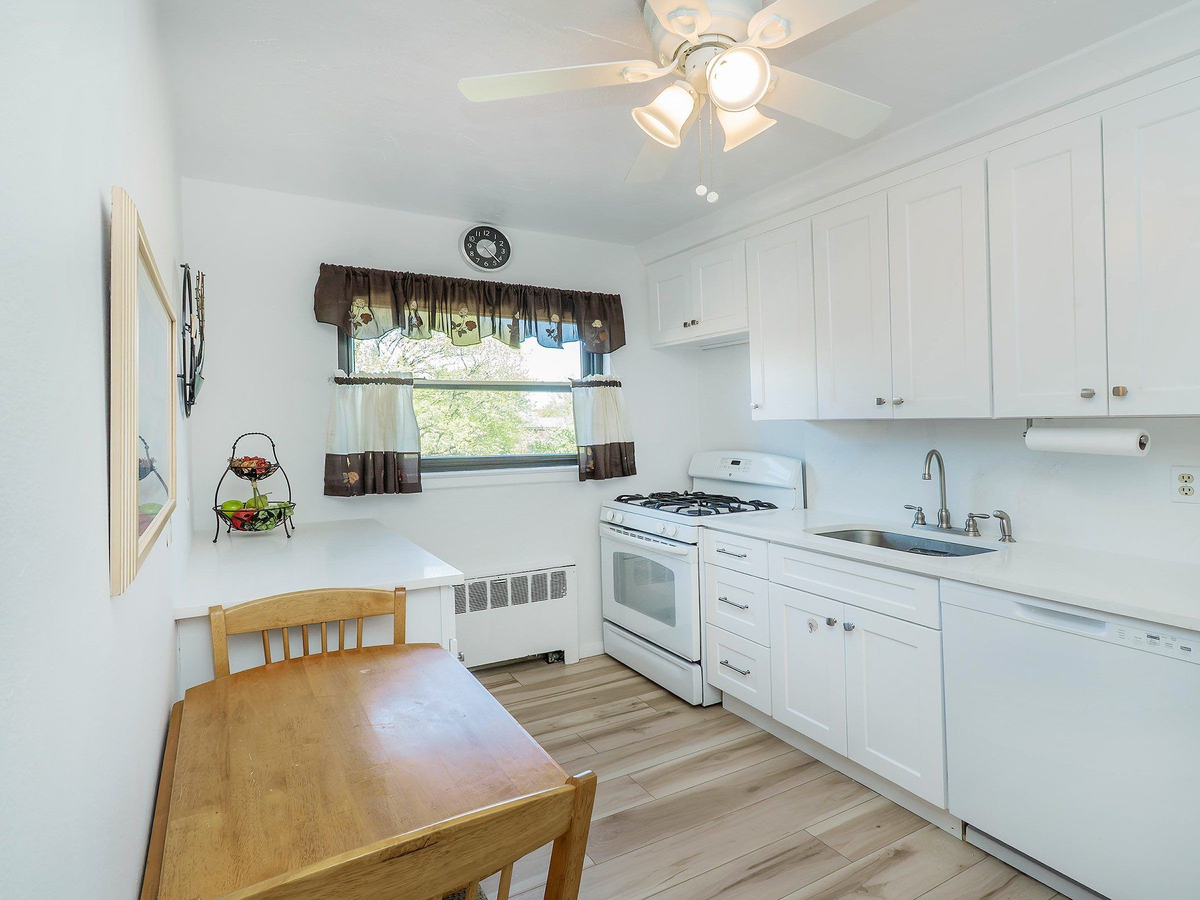  220-10 75th Avenue, Oakland Gardens, NY, 11364 - 物件實景