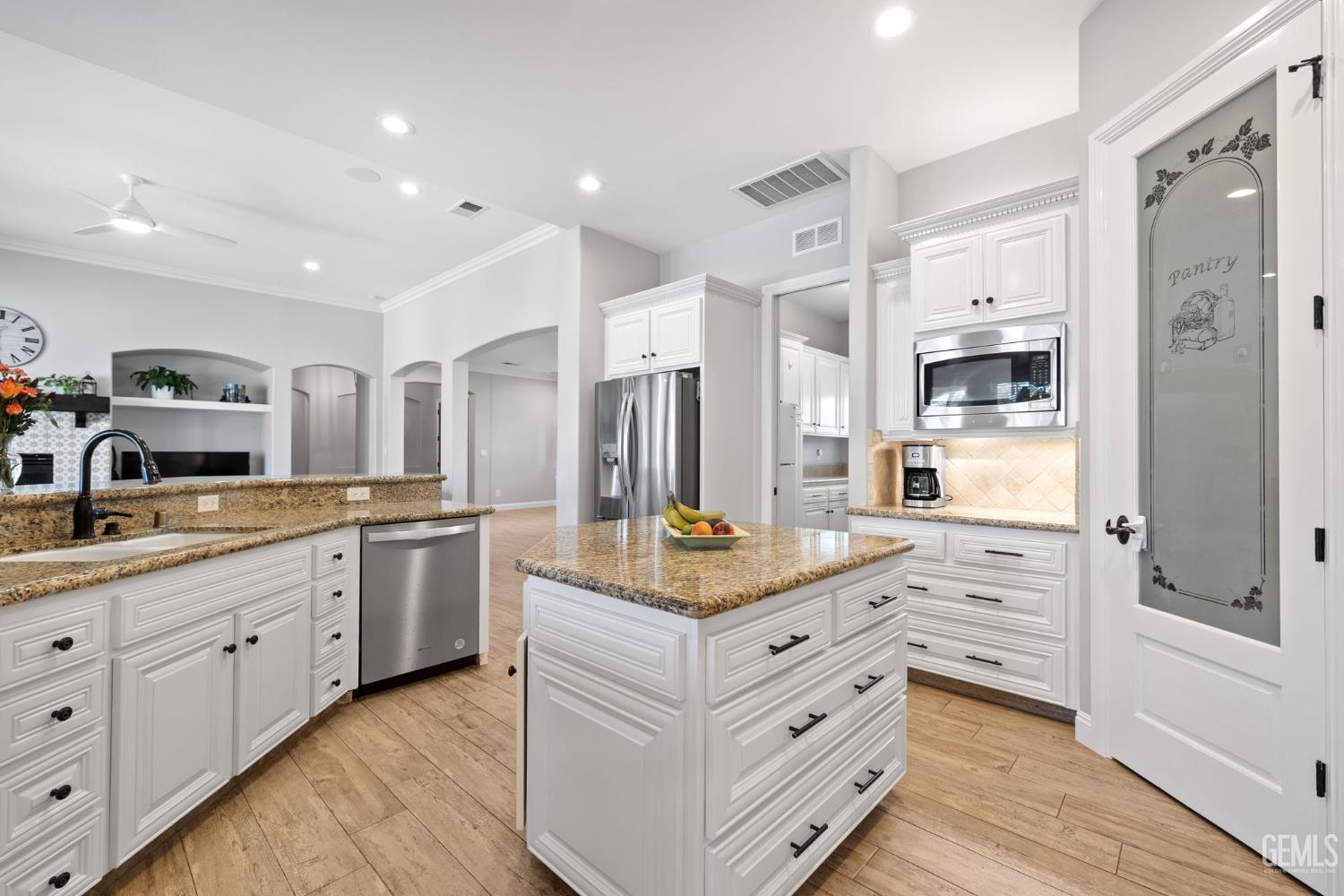 Bakersfield, California, 93314, United States, 5 Bedrooms Bedrooms, ,5 BathroomsBathrooms,Residential,For Sale,1948004