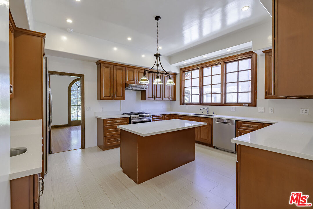 1232 Westchester Pl, Los Angeles, California, 90019, United States, 5 Bedrooms Bedrooms, ,5 BathroomsBathrooms,Residential,For Sale,1232 Westchester Pl,1662622