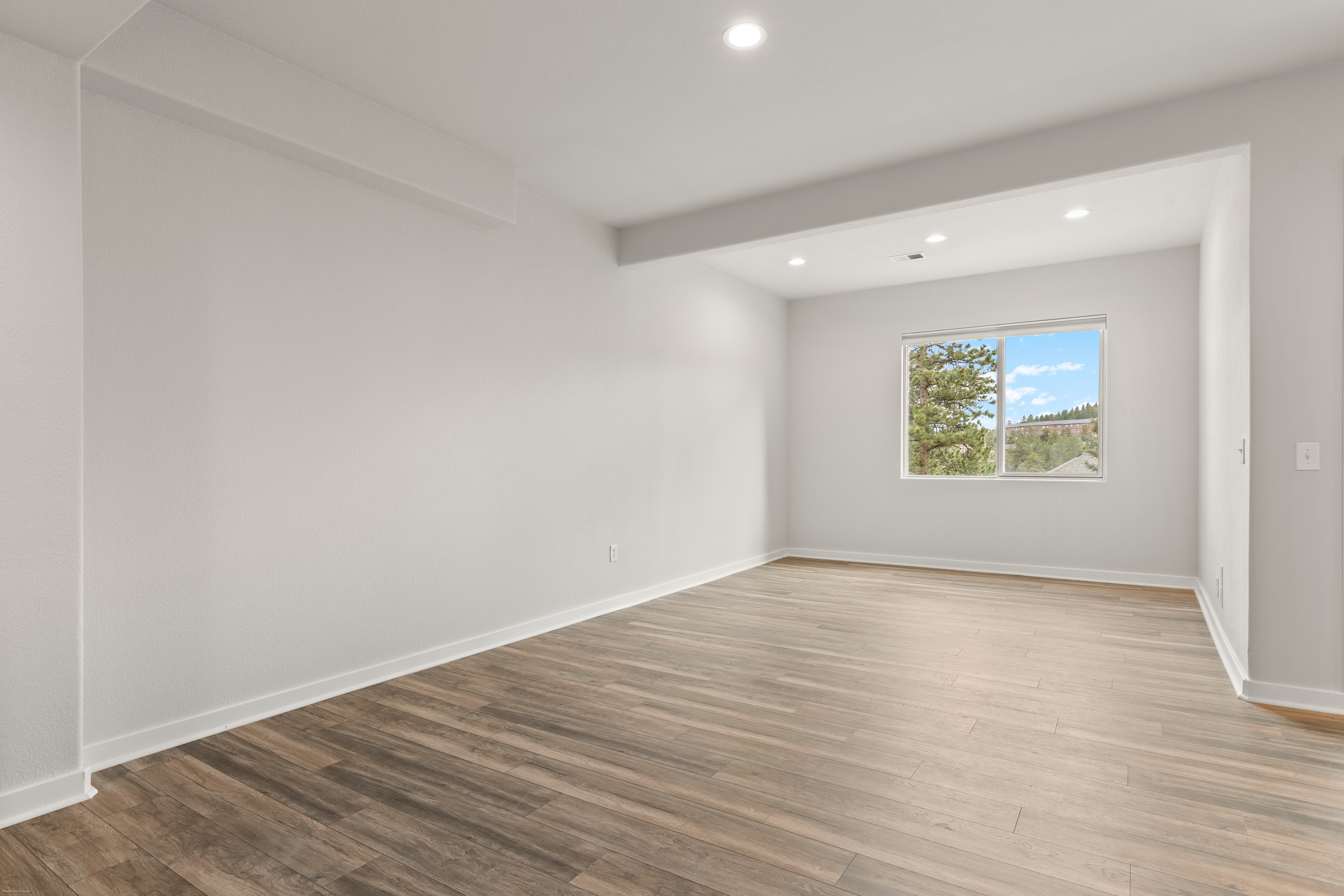  Extensively Renovated Main-Level Living - 物件實景