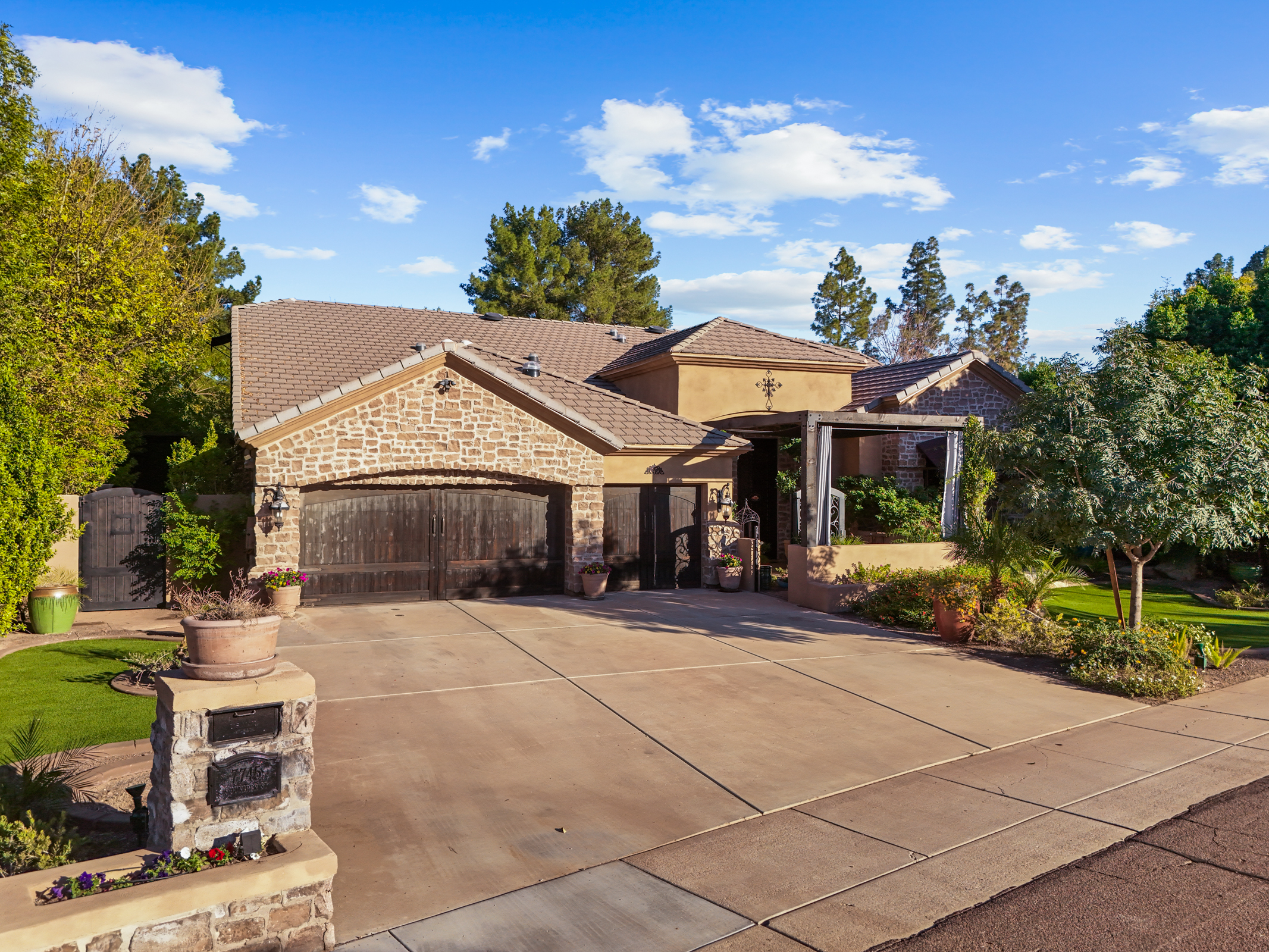 Tempe, Arizona, 85284, United States, 5 Bedrooms Bedrooms, ,3 BathroomsBathrooms,Residential,For Sale,1989924