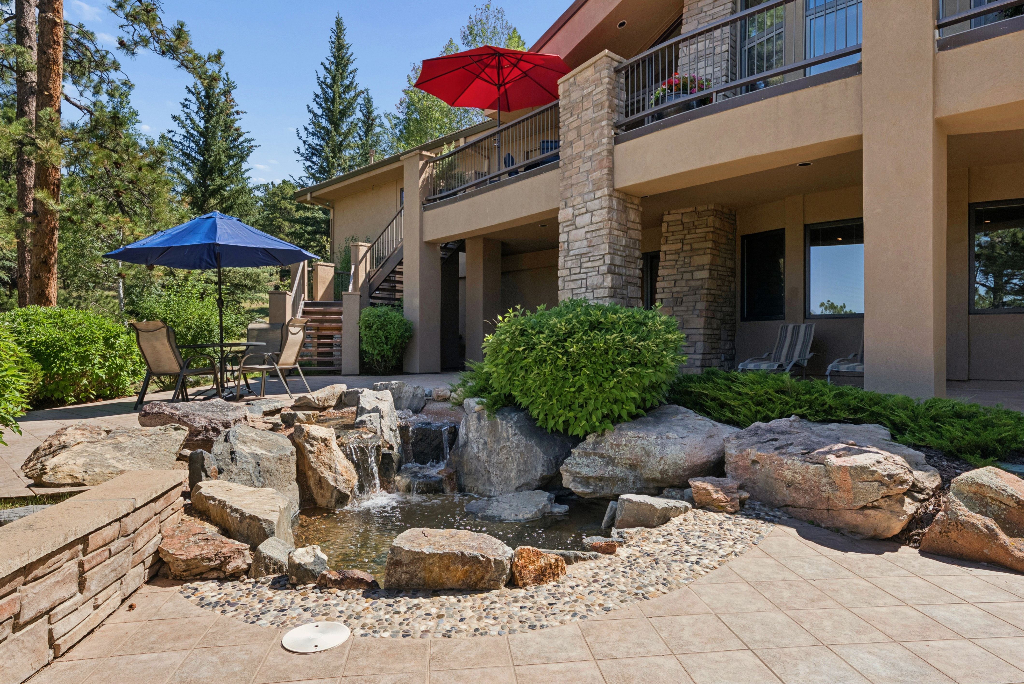  Custom Built on Over Five Acres - 物件實景