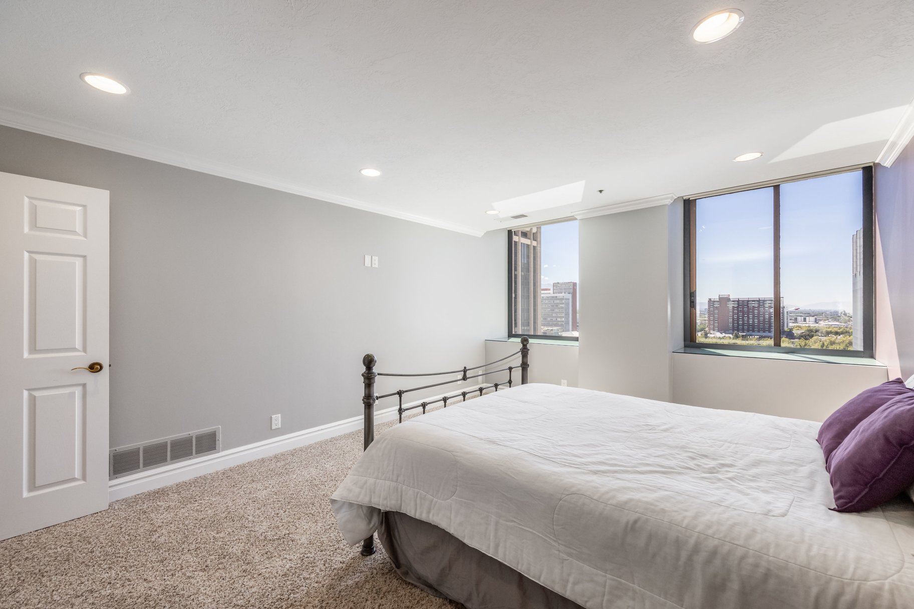  2-Bed Luxury Condo w/ Skyline Views — American Towers - 物件實景