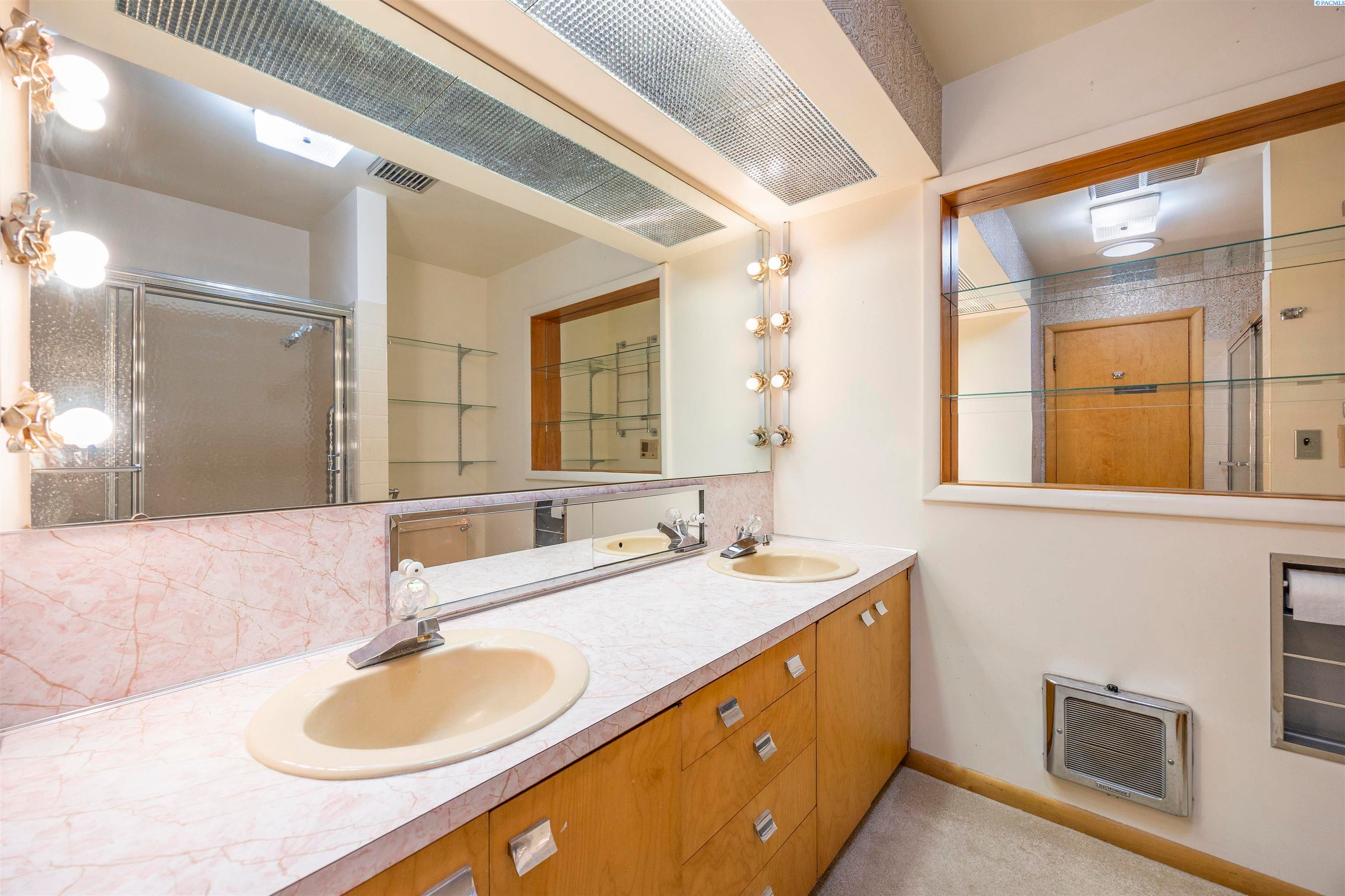 Sunnyside, Washington, 98944, United States, 3 Bedrooms Bedrooms, ,3 BathroomsBathrooms,Residential,For Sale,1973800