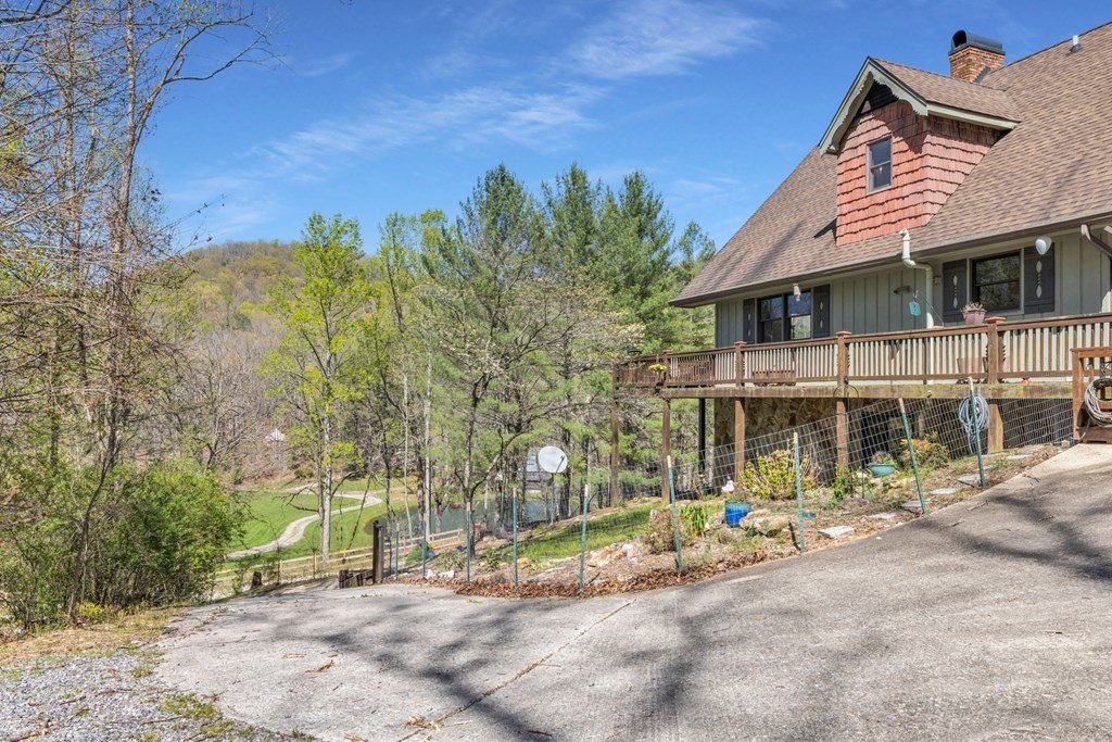Hayesville, North Carolina, 28904, United States, 3 Bedrooms Bedrooms, ,3 BathroomsBathrooms,Residential,For Sale,1834730