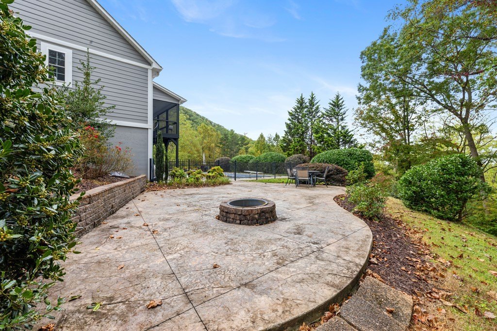 Hayesville, North Carolina, 28904, United States, 3 Bedrooms Bedrooms, ,4 BathroomsBathrooms,Residential,For Sale,1974136