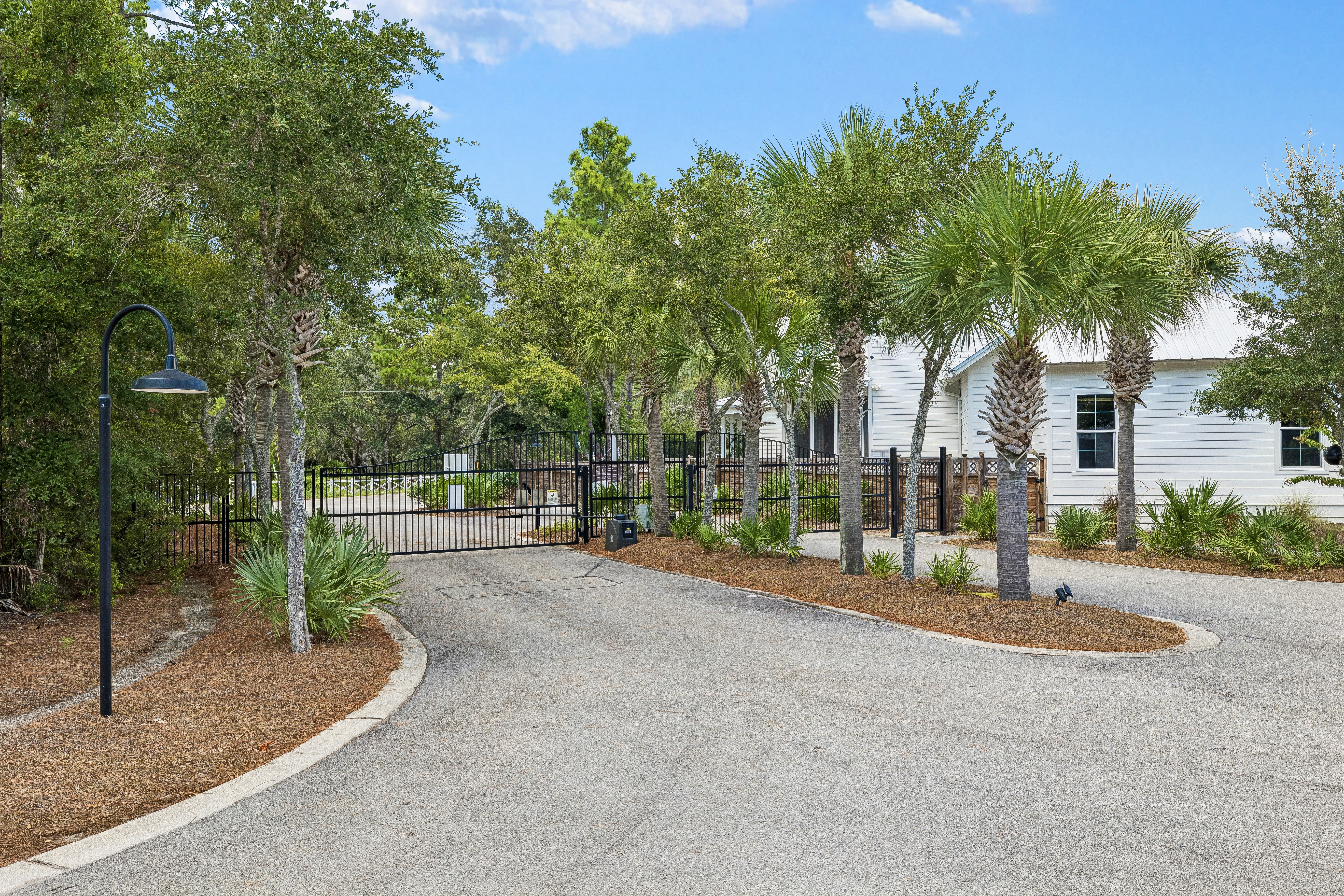  Spacious Newer-Build Home With Wraparound Porch On Gated Community Corner Lot - 物件實景