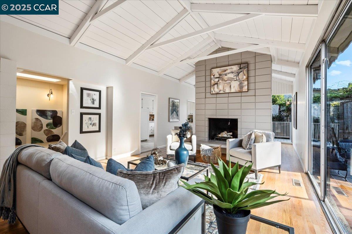 Redwood City, California, 94062, United States, 4 Bedrooms Bedrooms, ,3 BathroomsBathrooms,Residential,For Sale,1989163