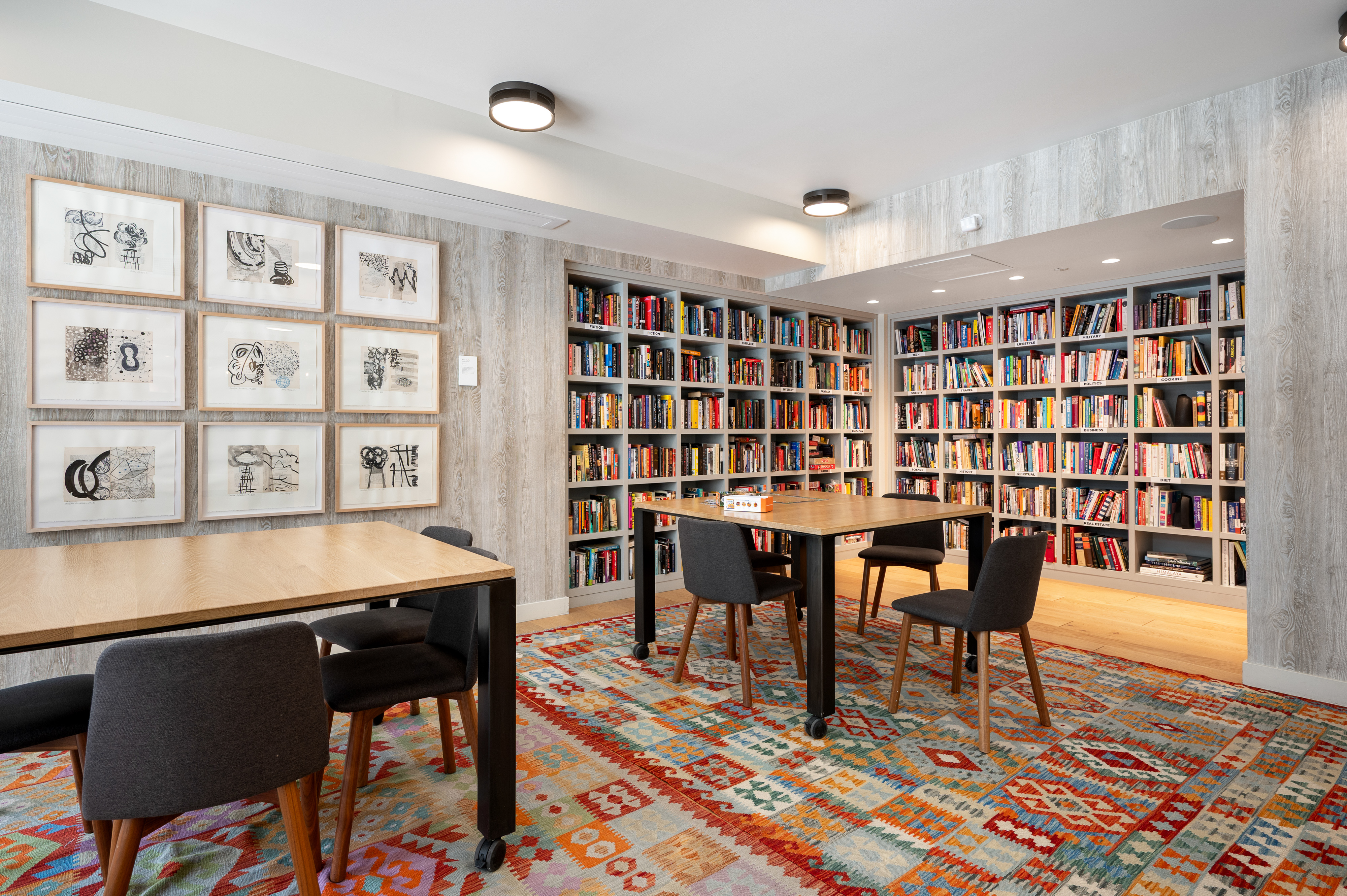  Ideal Downtown Location With Open Floorplan - 物件實景
