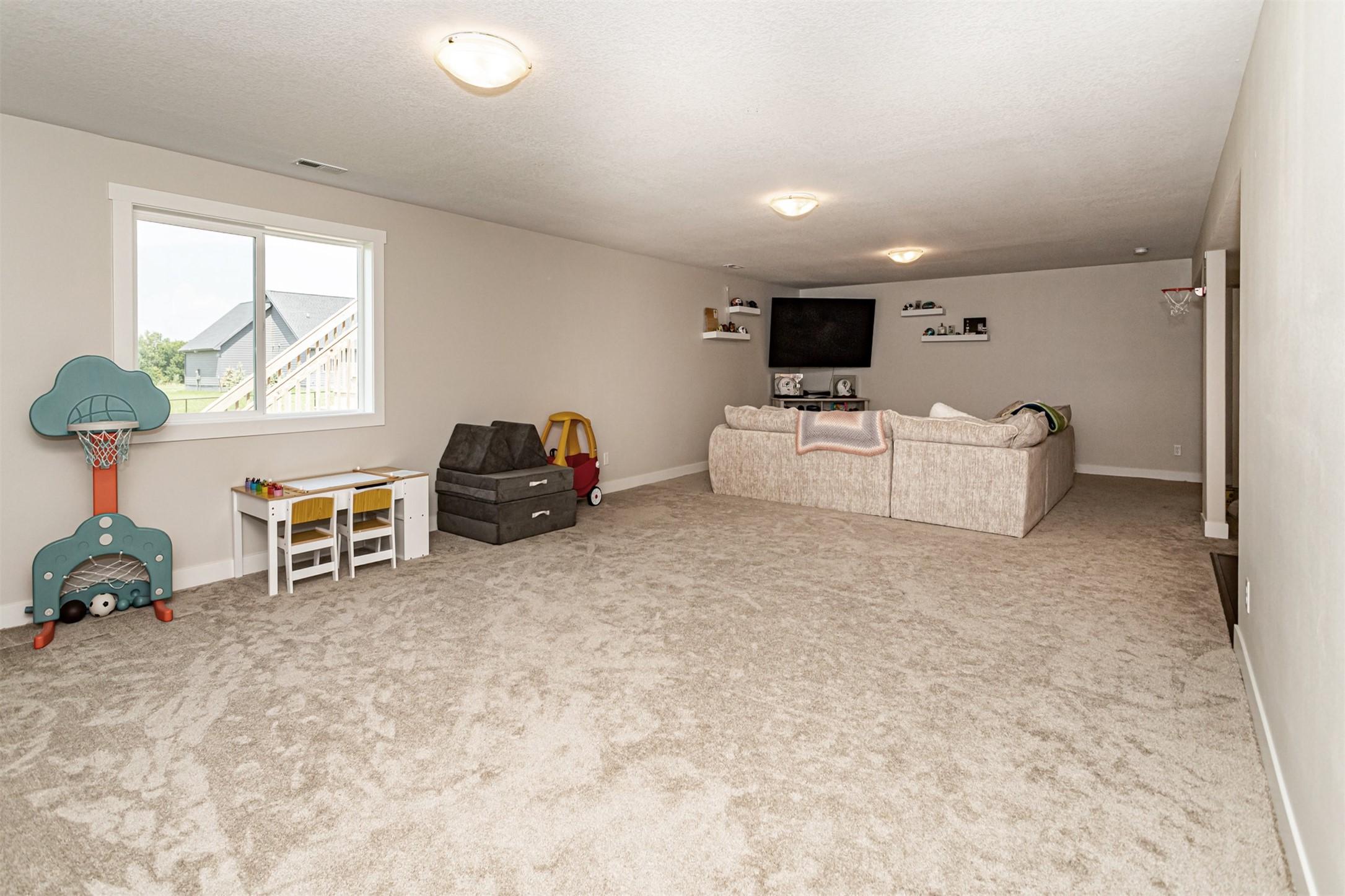 Huxley, Iowa, 50124, United States, 4 Bedrooms Bedrooms, ,3 BathroomsBathrooms,Residential,For Sale,1936905