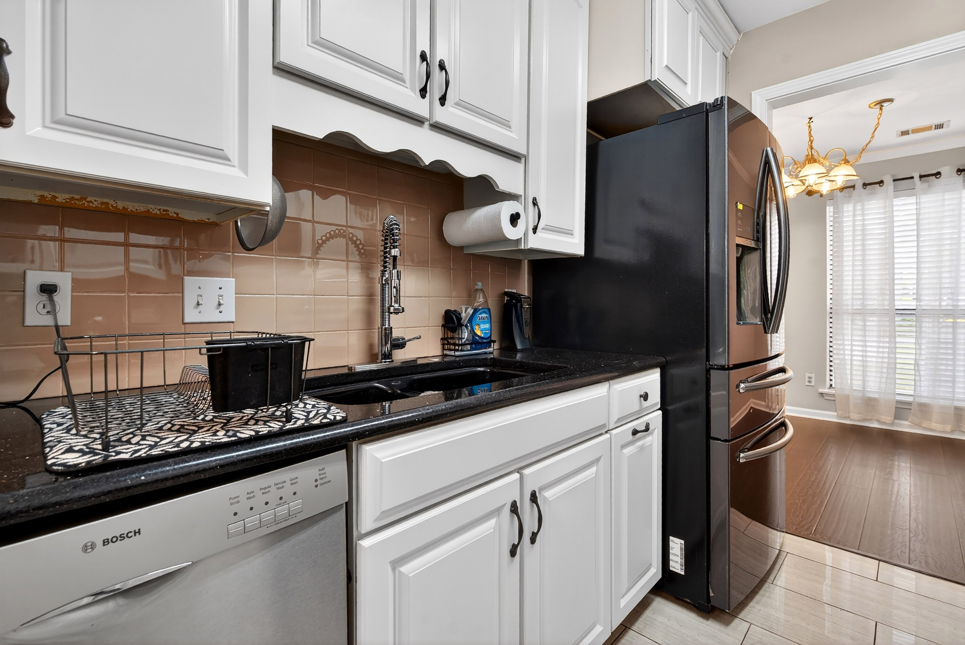 Townhouse-style Condo Offers Solid Value and Strong Upside Potential - 物件實景