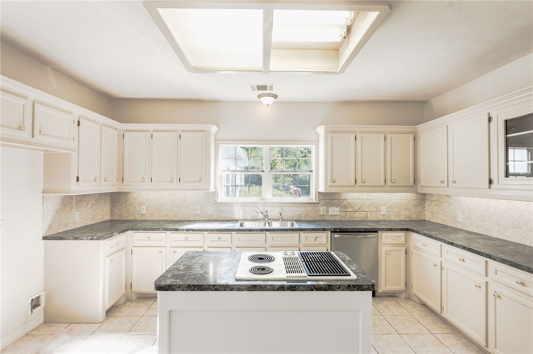 Bryan, Texas, 77808, United States, 3 Bedrooms Bedrooms, ,3 BathroomsBathrooms,Residential,For Sale,1989351