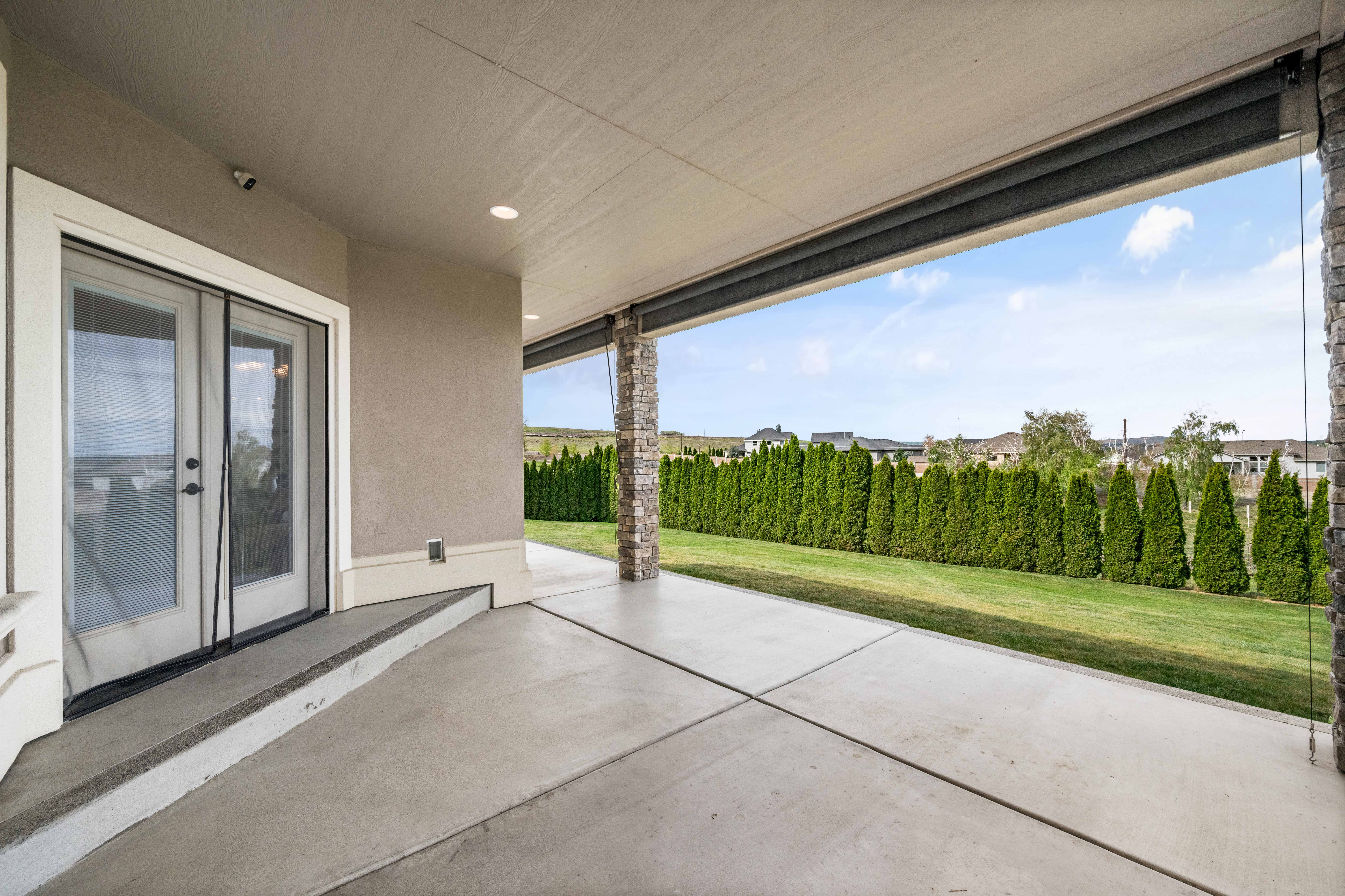  Custom Built on 1 Acre - 物件實景