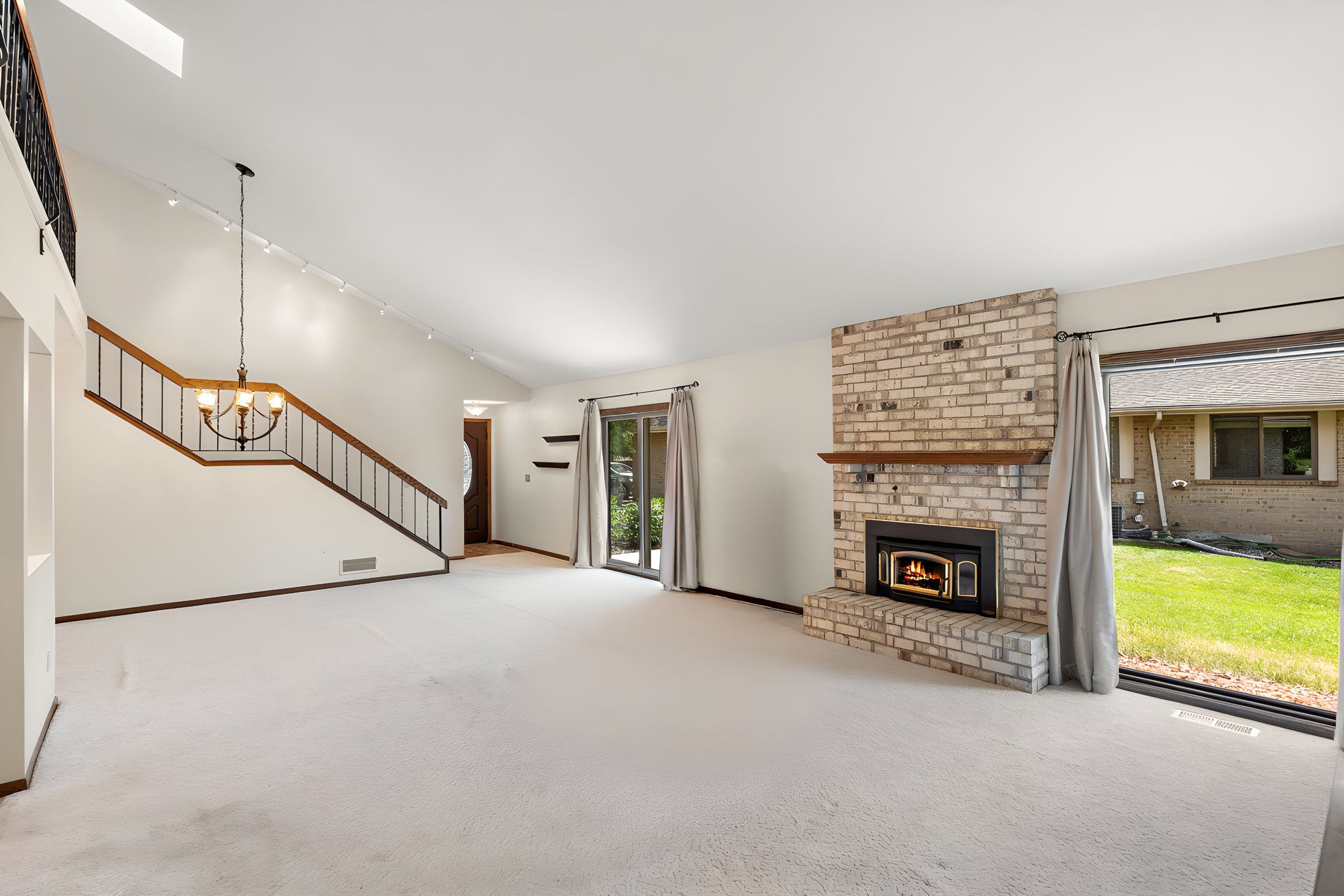  Light-Filled Loft in Desirable Woodbury - 物件實景