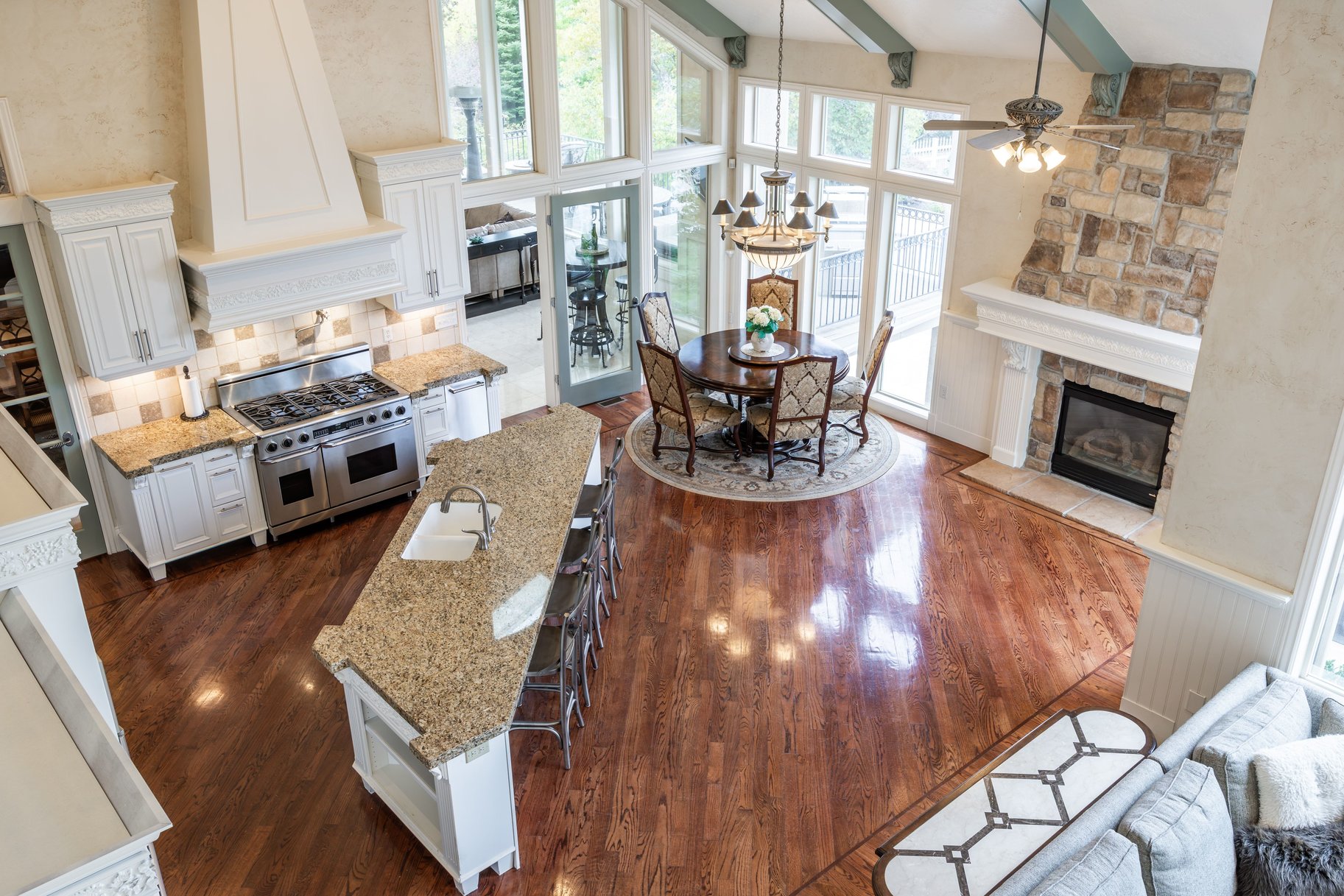  Stately Gated-Community Estate on Nearly Half an Acre: Vaulted Ceilings, Valley - 物件實景