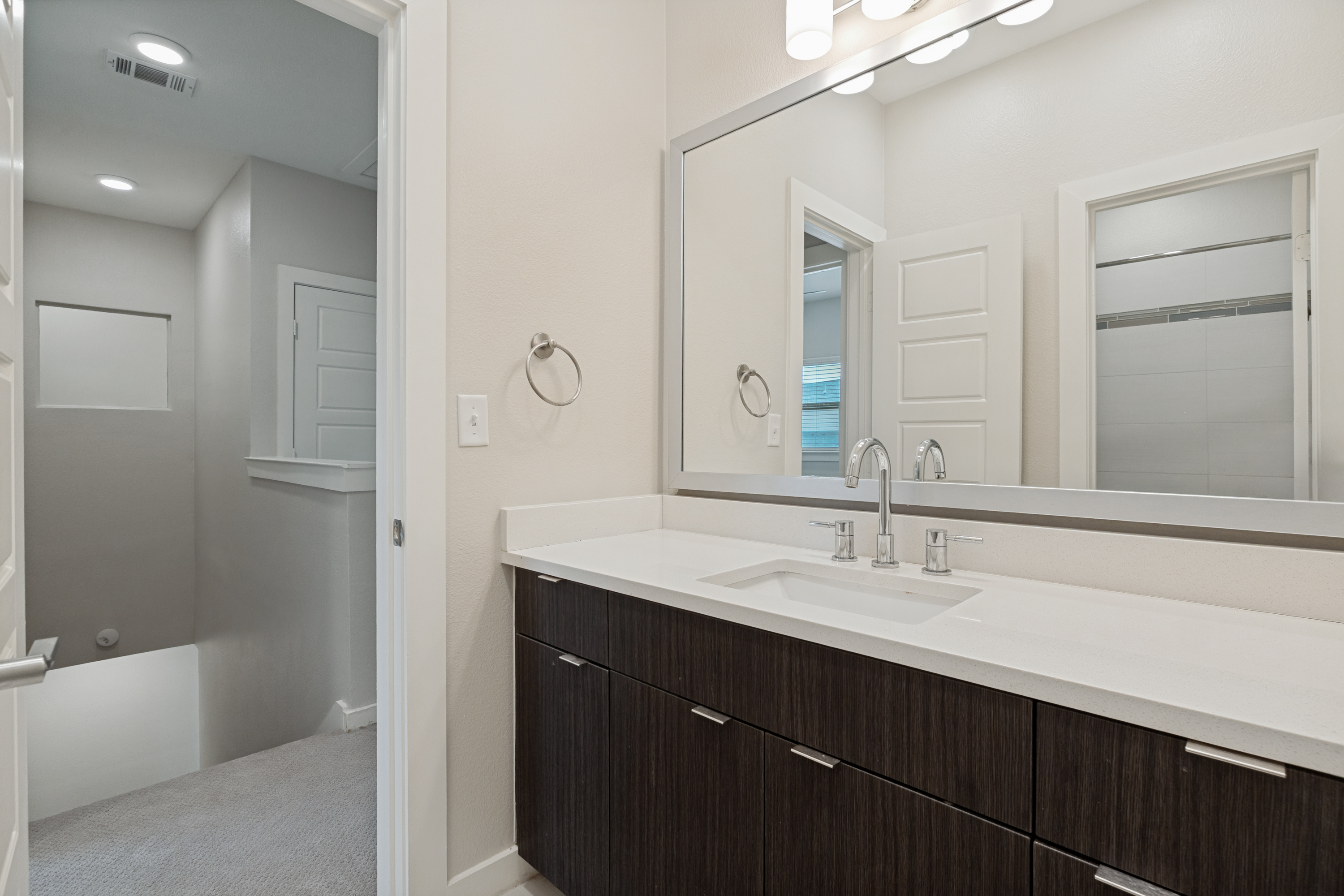  Welcome to this Beautifully Designed 3-bedroom, 2.5-bath Townhouse - 物件實景