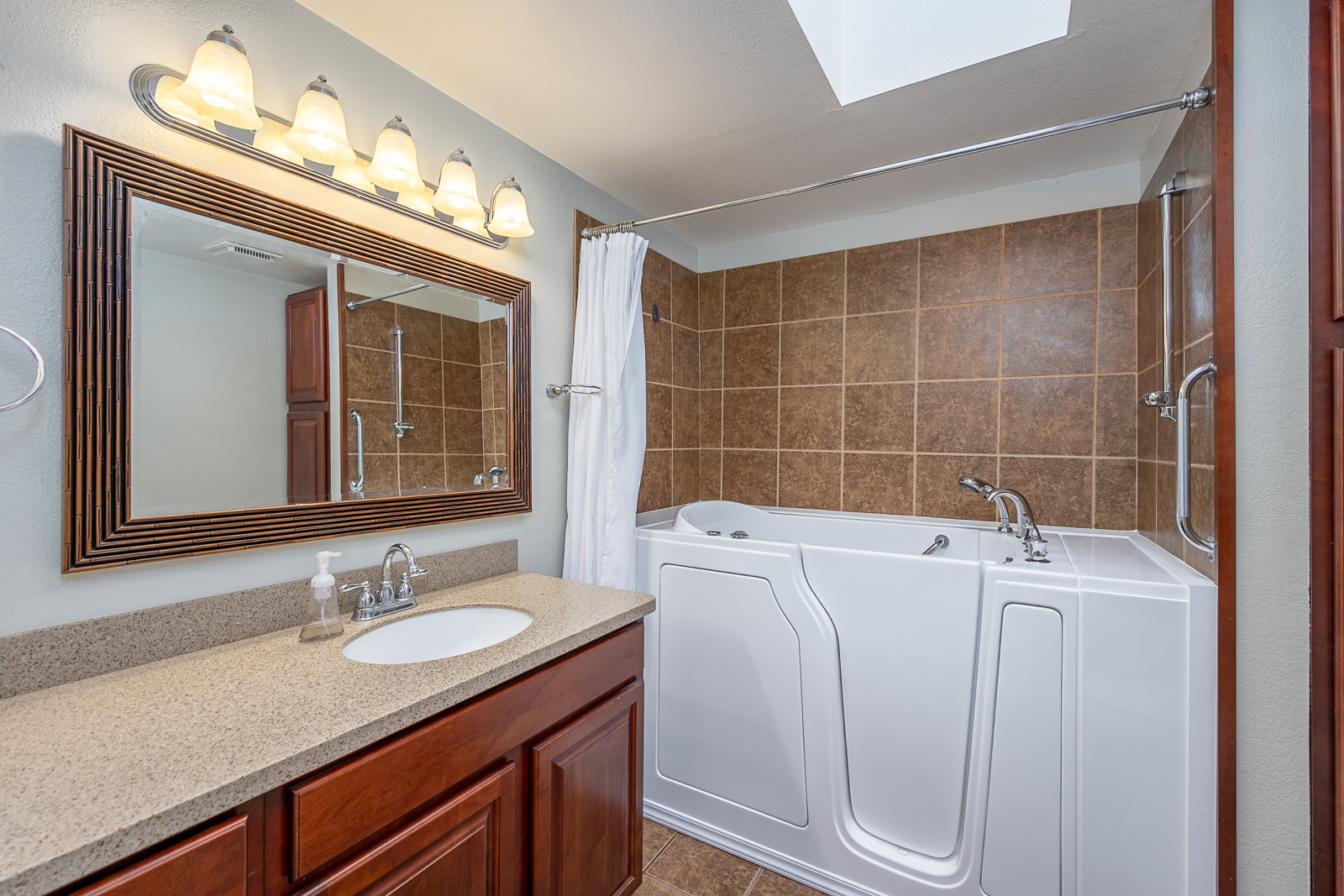 Moses Lake, Washington, 98837, United States, 3 Bedrooms Bedrooms, ,2 BathroomsBathrooms,Residential,For Sale,1915688